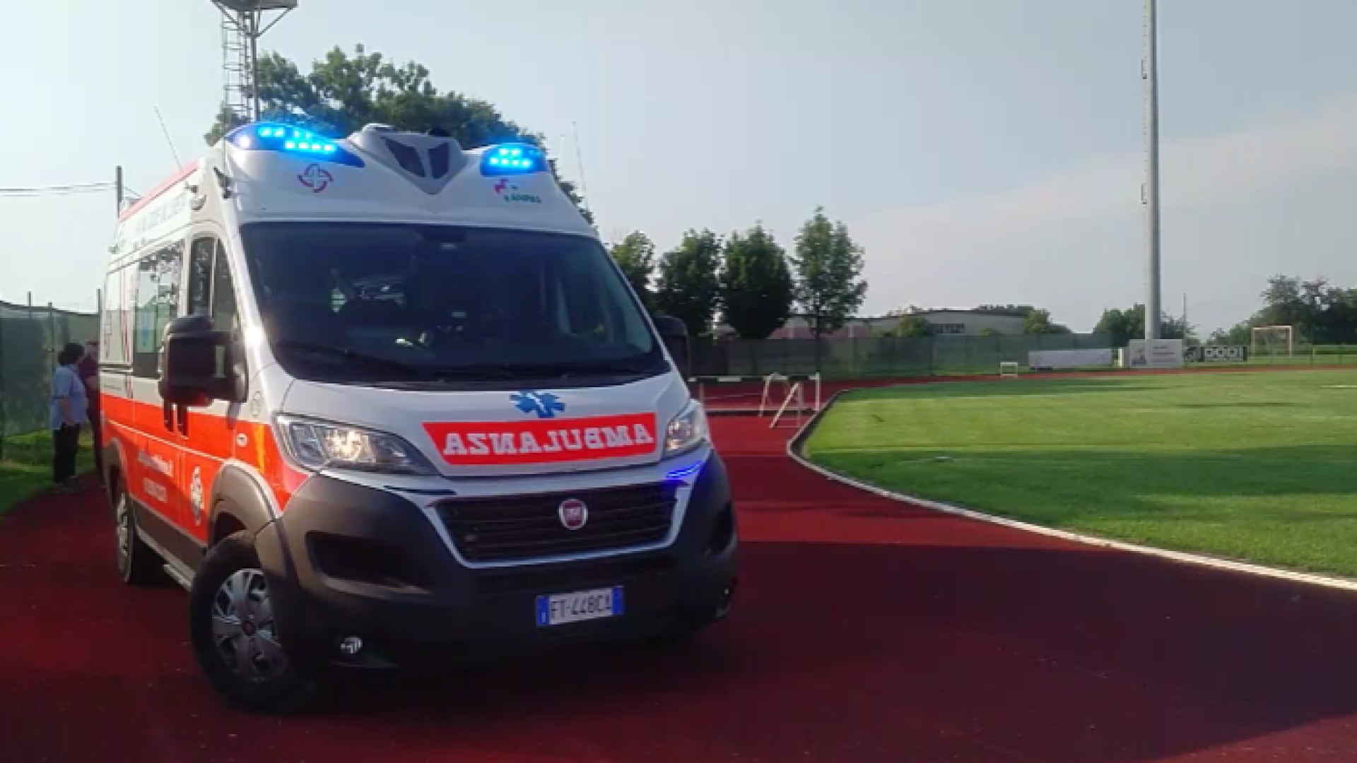 Cade dall'albero mentre raccoglie ciliegie: 29enne in gravi condizioni trasportato a Parma