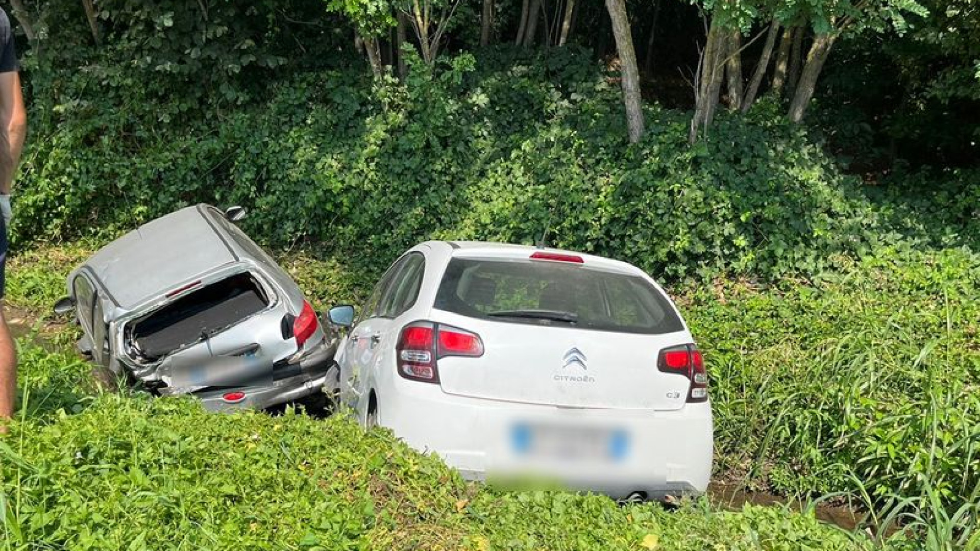 Auto investe vettura parcheggiata ed entrambe finiscono nel canale