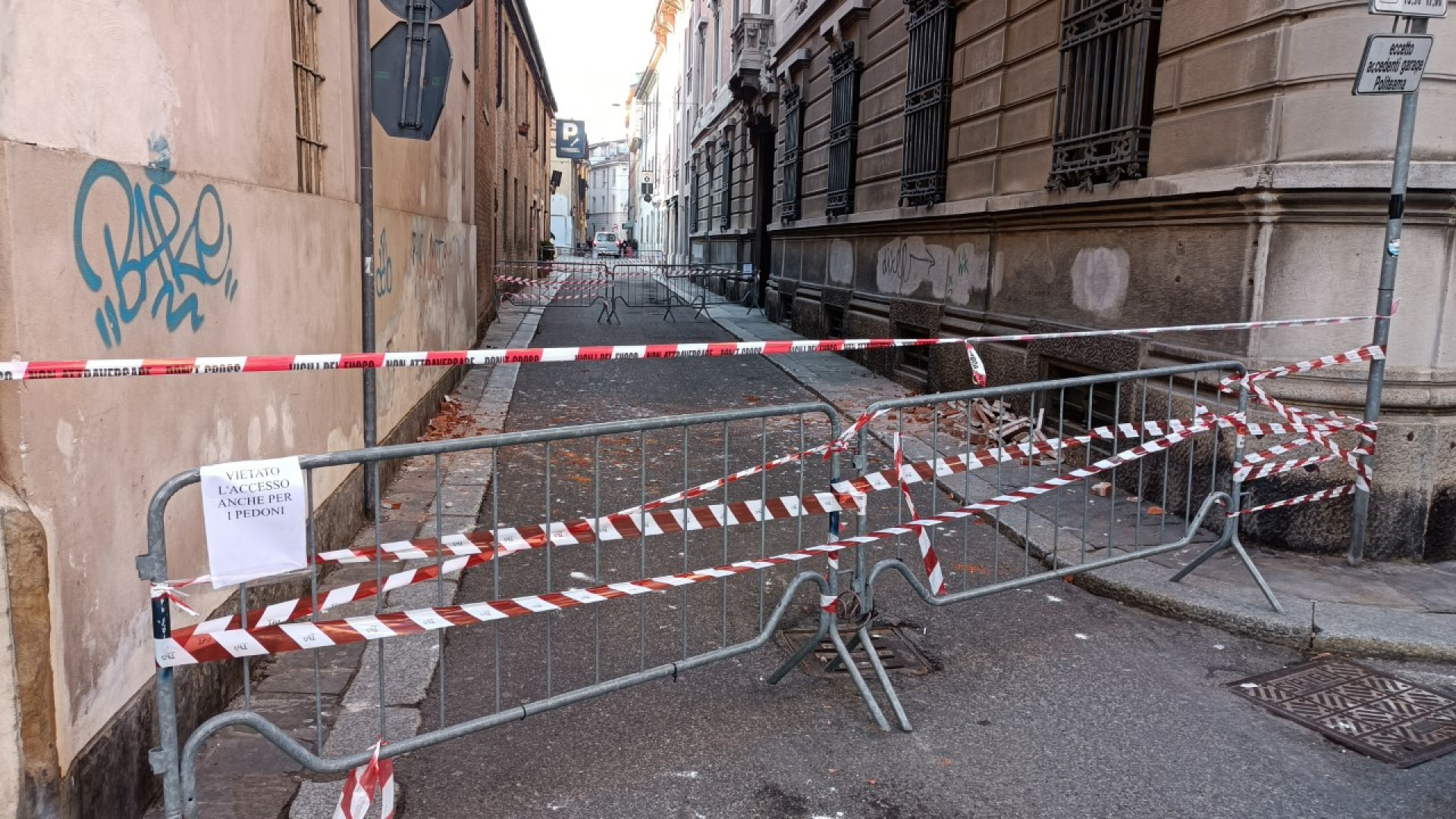 Crollo di calcinacci da un palazzo in via San Siro. Tratto di strada chiuso