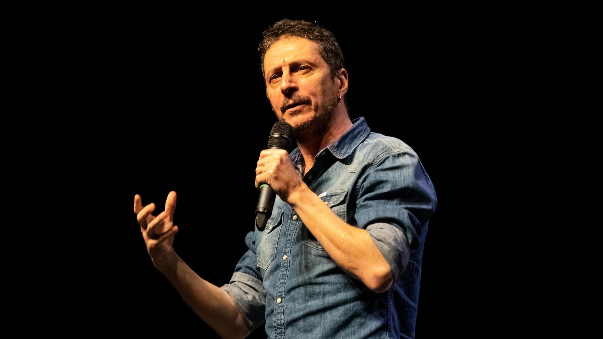 “Non hanno un amico”, al Politeama satira e paradossi società con Luca Bizzarri