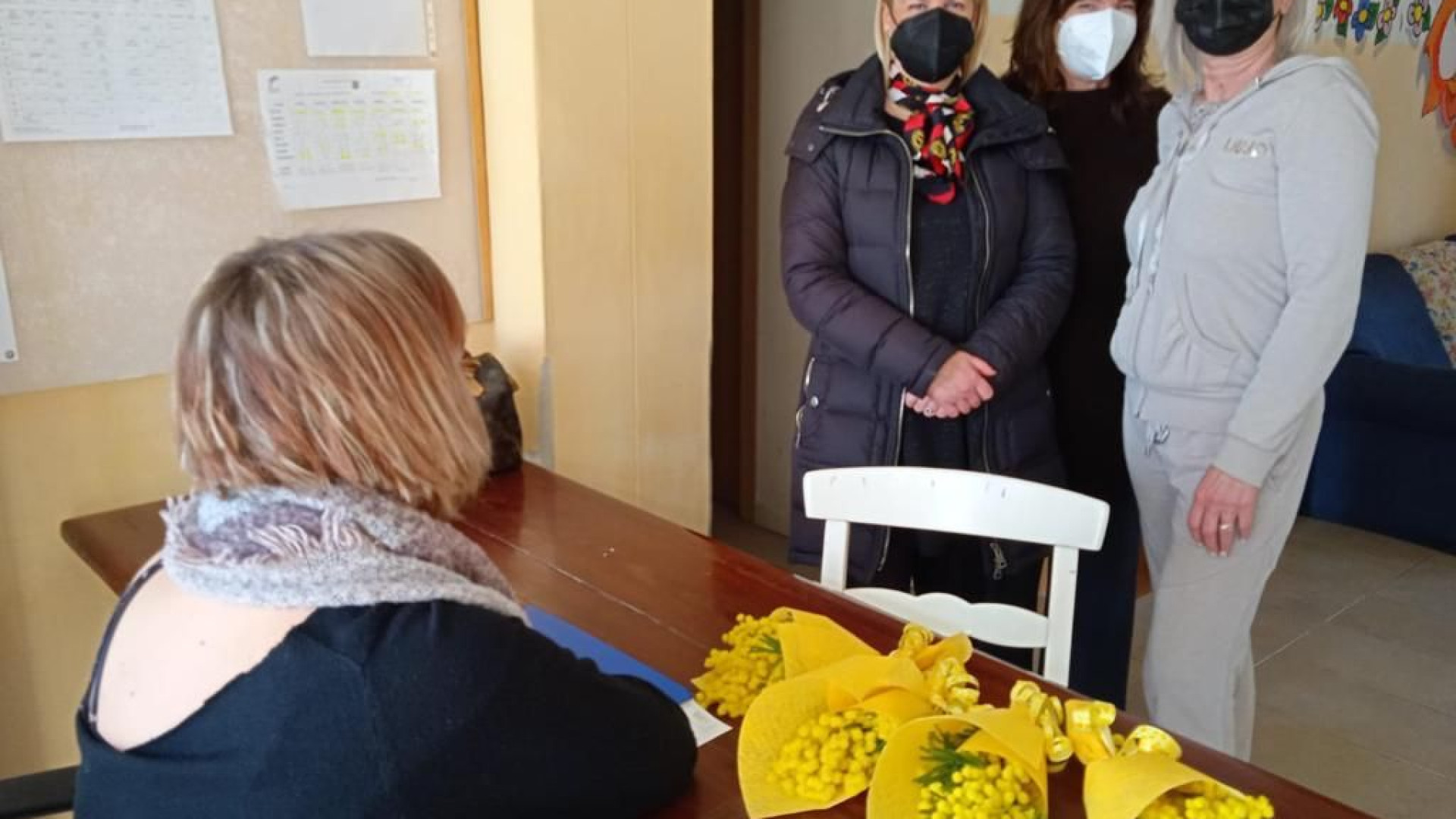 Da Gruppo Terziario Donna mimose alle ragazze ospiti di "Luna stellata"
