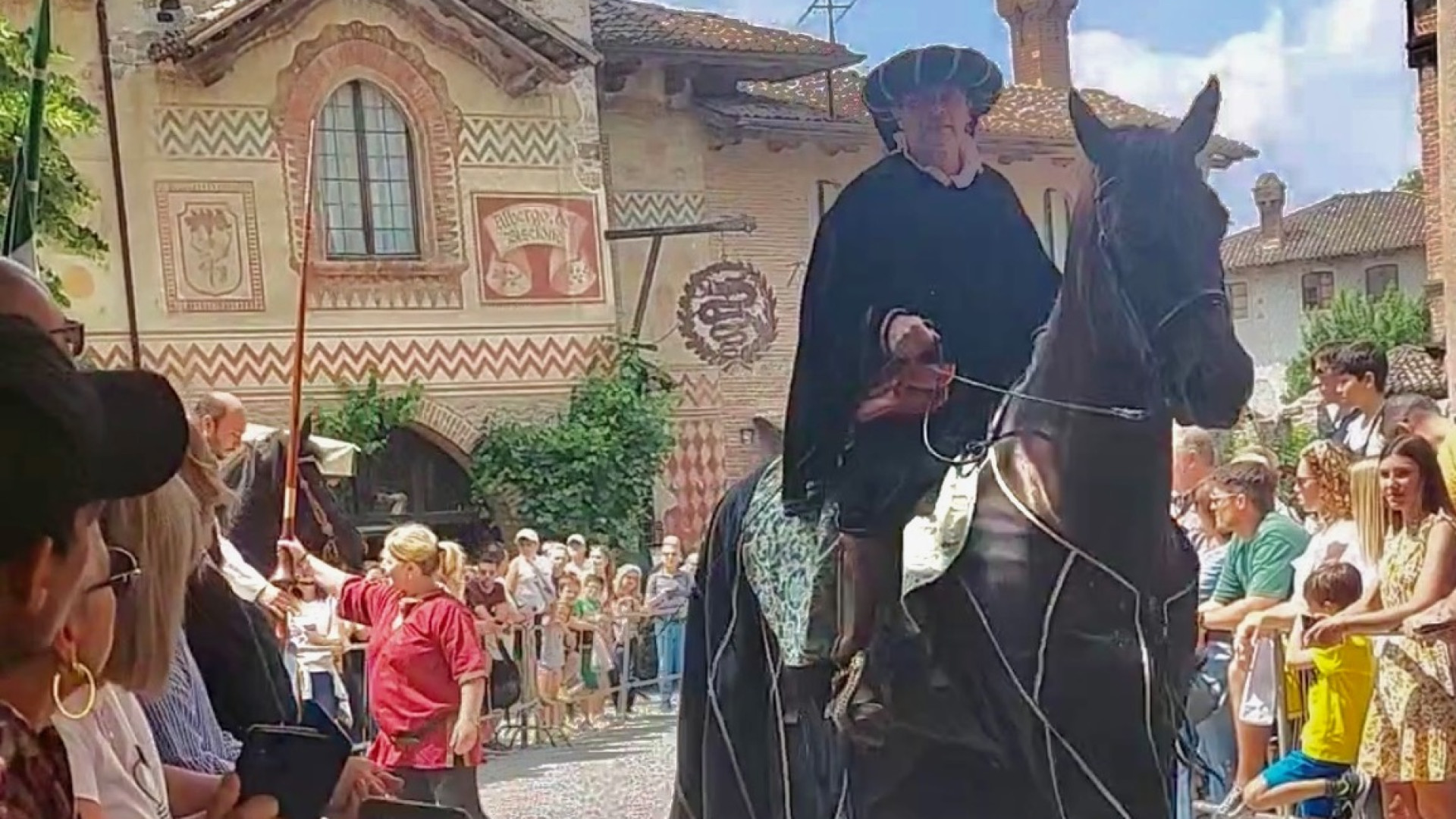 "Il corteo storico è come il Natale per i bambini". in 4mila a Grazzano Visconti