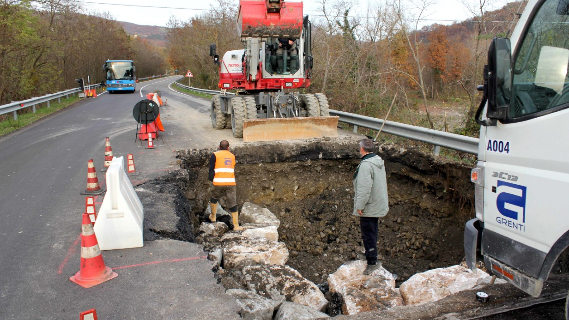 Nuove piogge in arrivo, corsa contro il tempo per sistemare le strade danneggiate dagli smottamenti