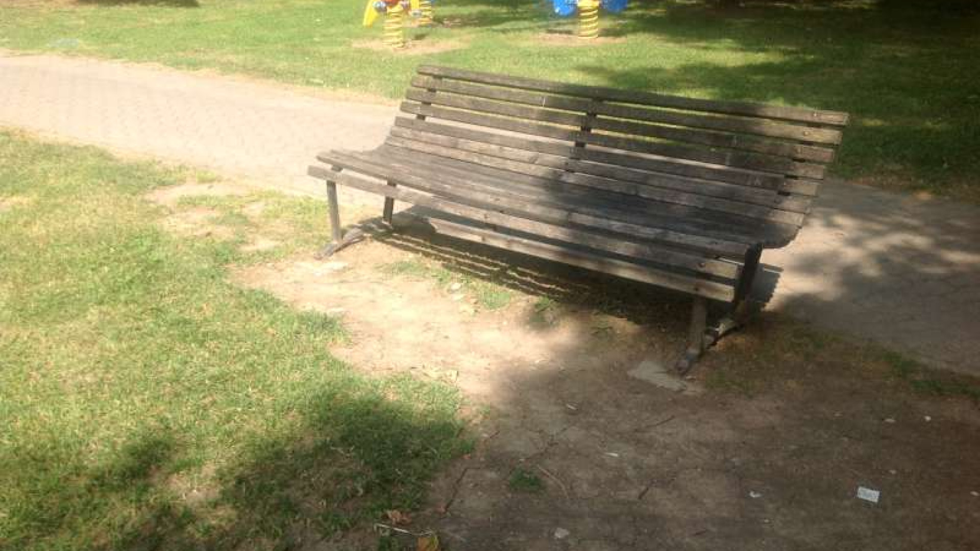 Parco giochi di via Emmanueli, panchine distrutte. Rabuffi: "Segnalate i vandali"