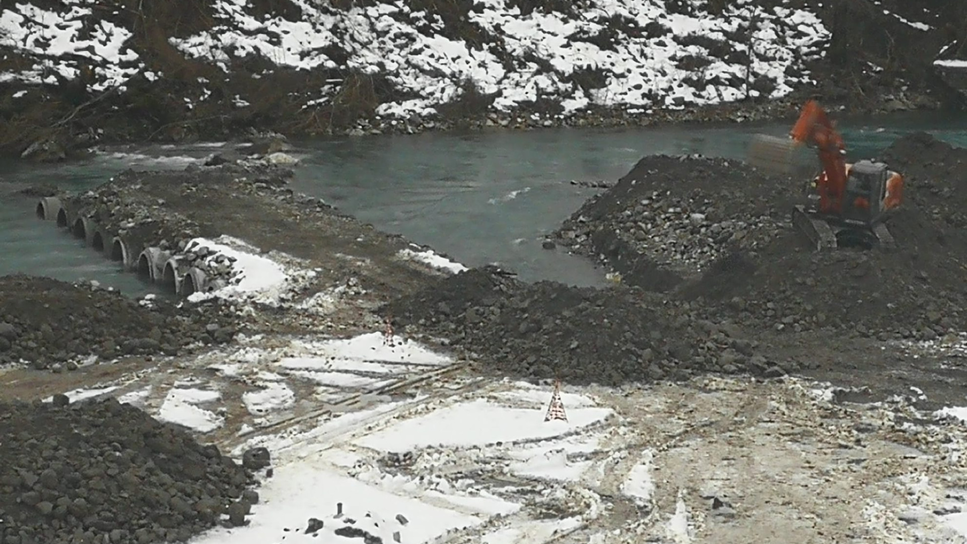 Cantiere Lenzino, ecco il guado sul Trebbia: procede il cantiere