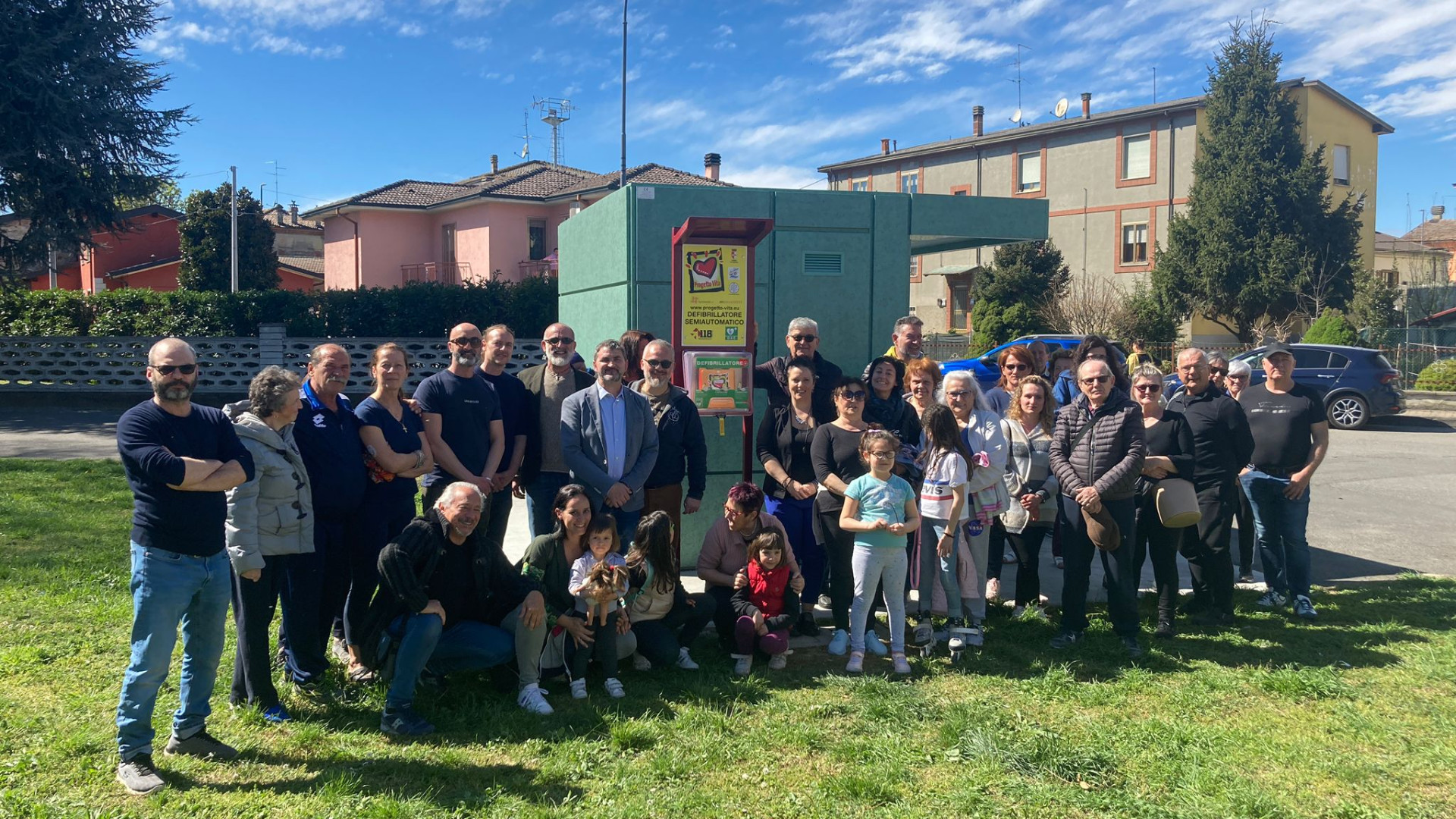 A Mortizza inaugurato il defibrillatore. Ma ieri vandali già in azione