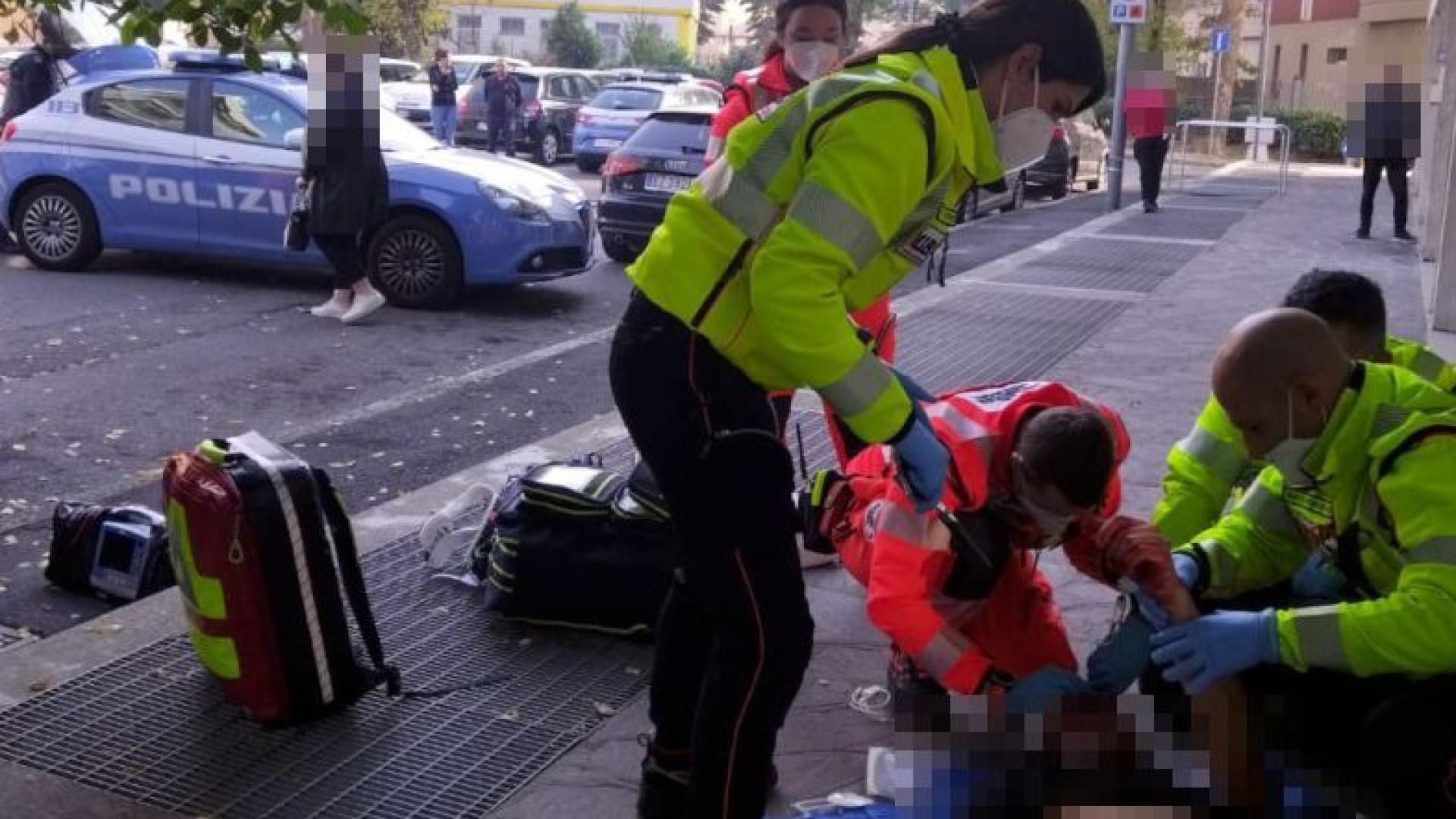 Violenta aggressione in largo Erfurt, gravissimo un giovane colpito alla testa