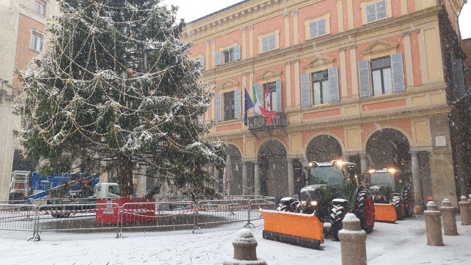 E' arrivata la neve, imbiancati monti e colline. Fiocchi anche in pianura