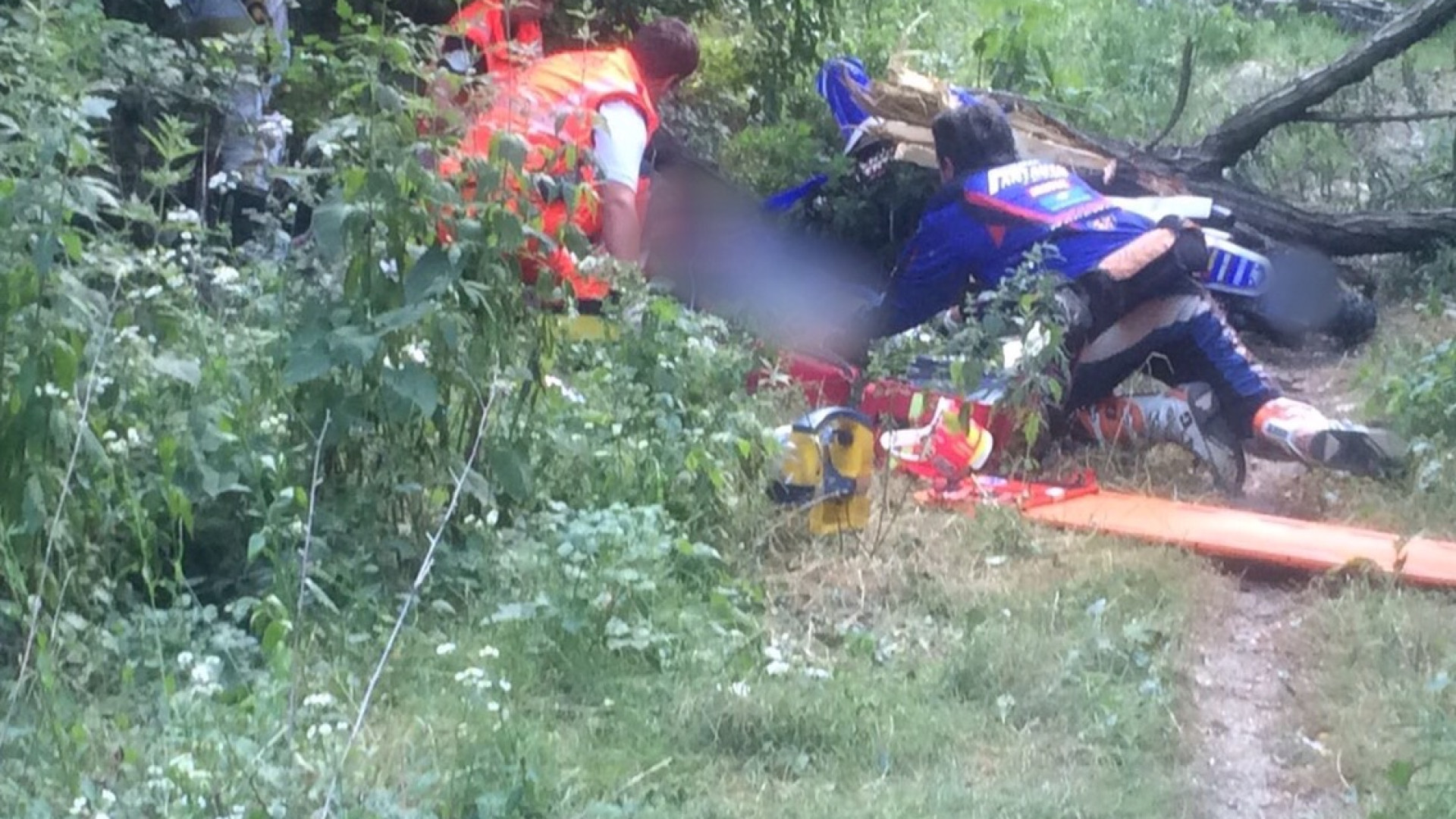 Incidente nei boschi con la moto: 60enne sbatte contro un tronco e muore