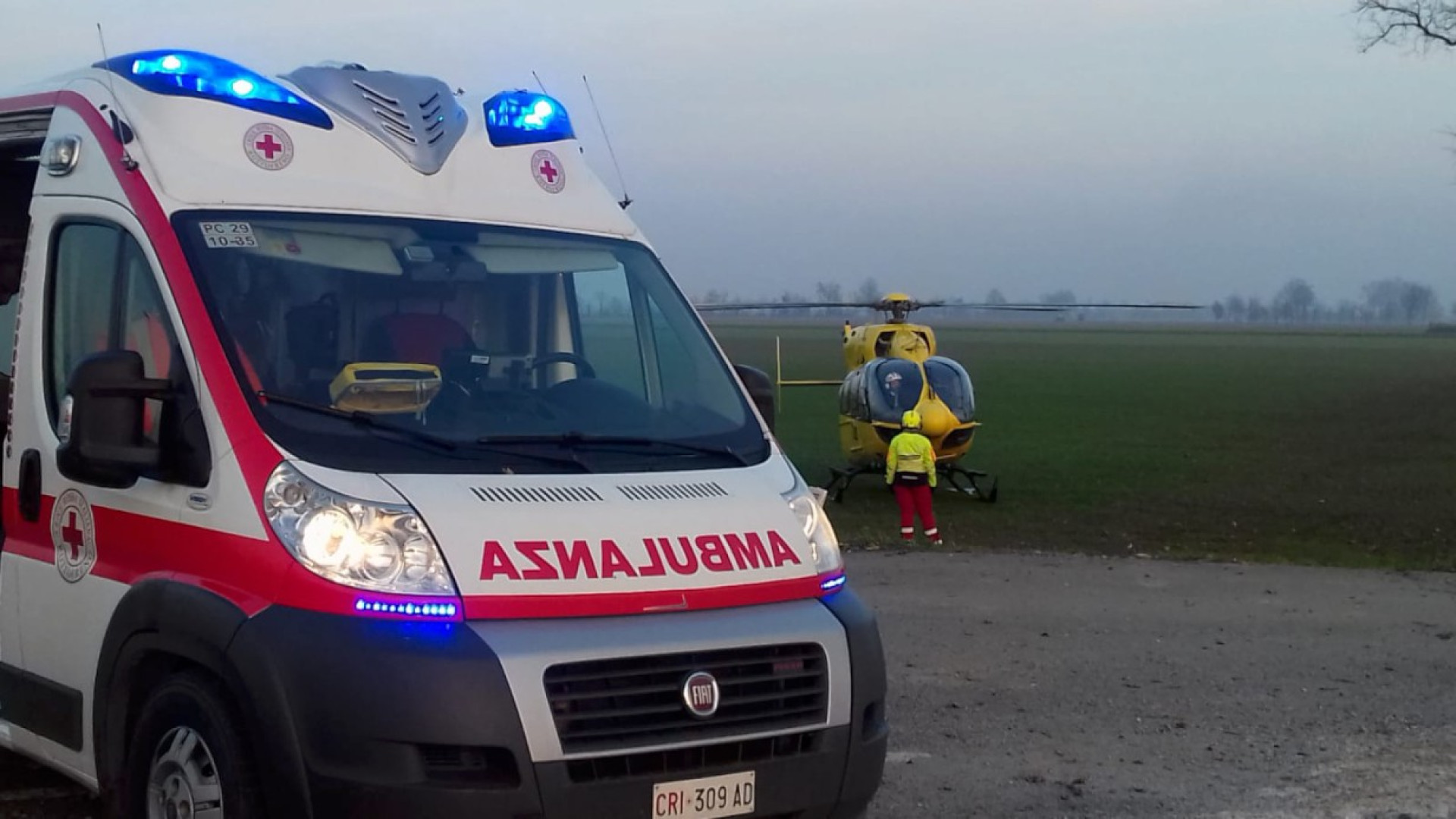 Gossolengo, ciclista cade e batte la testa: trasportato all'ospedale in gravi condizioni