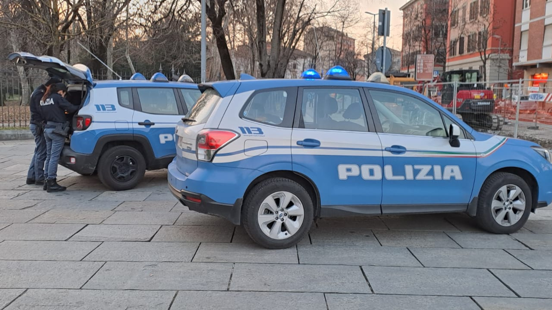 Controlli della polizia al quartiere Roma: decine di persone identificate