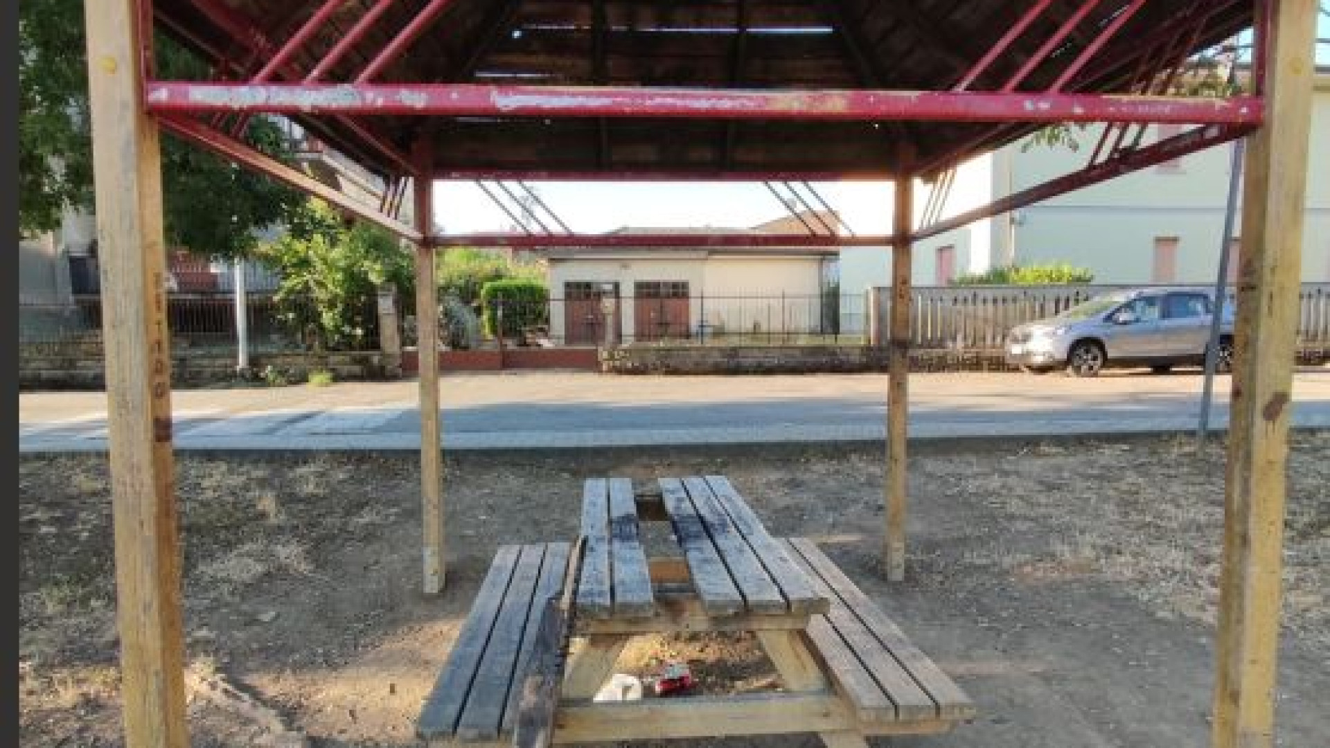 Sassi contro una finestra e danni al parco. Il sindaco Arfani scrive ai vandali