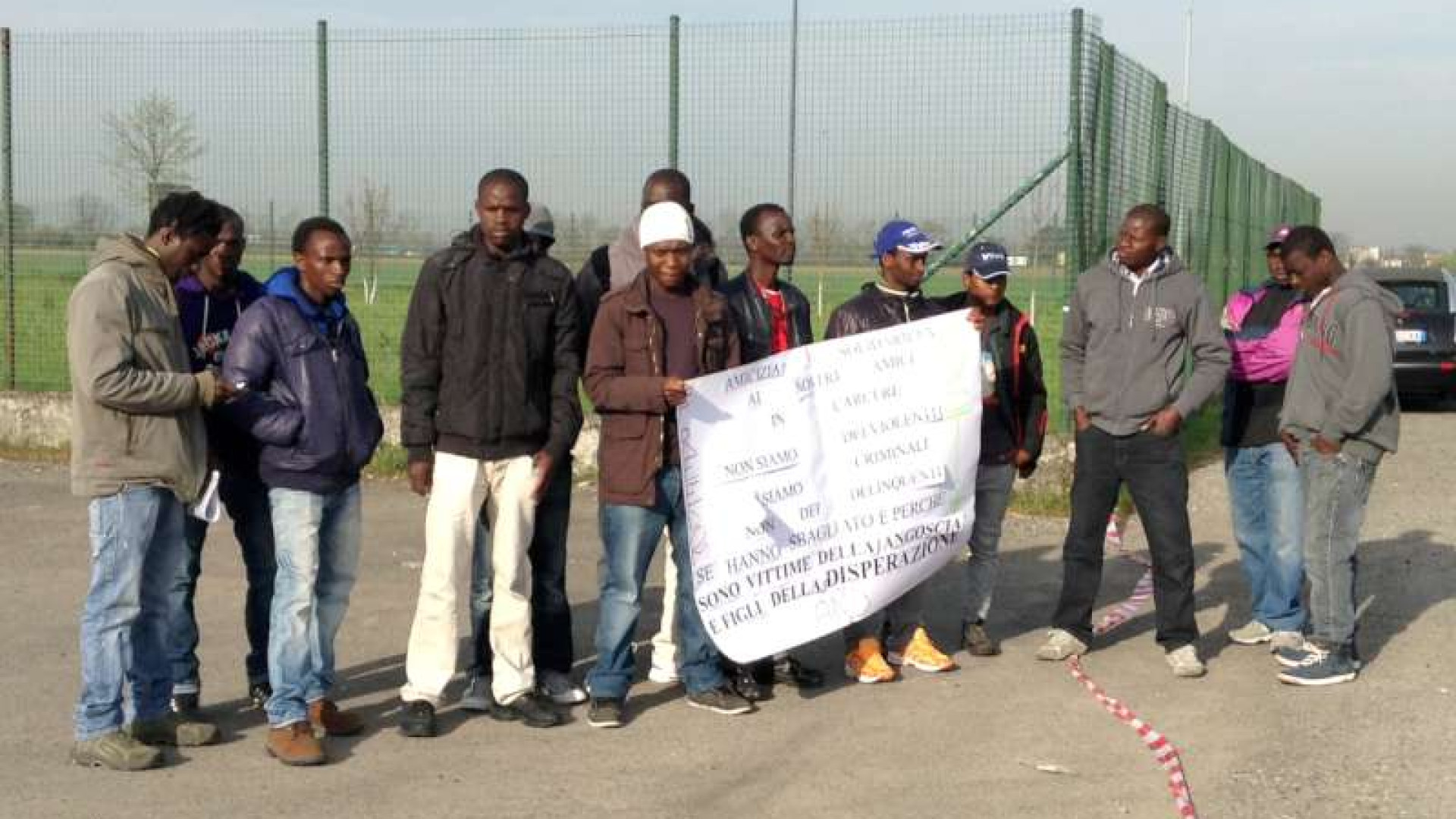 Profughi, sit-in pacifico di fronte al carcere: "Non siamo dei criminali"
