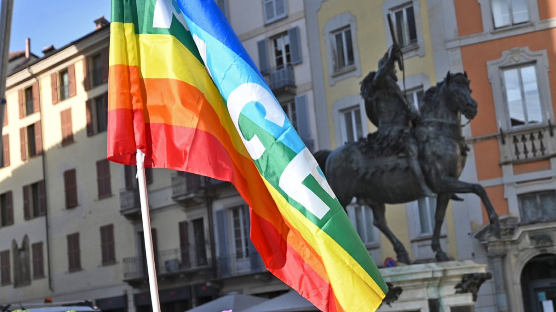 “Camminiamo per sostenere il diritto alla pace”, sfilata per il centro a ritmo di musica