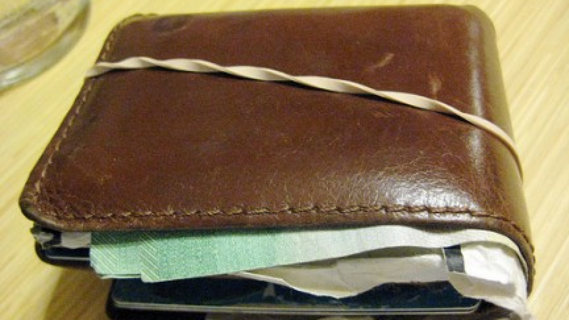 "Ci presti la tessera sanitaria per le sigarette?" E gli sfilano 280 euro