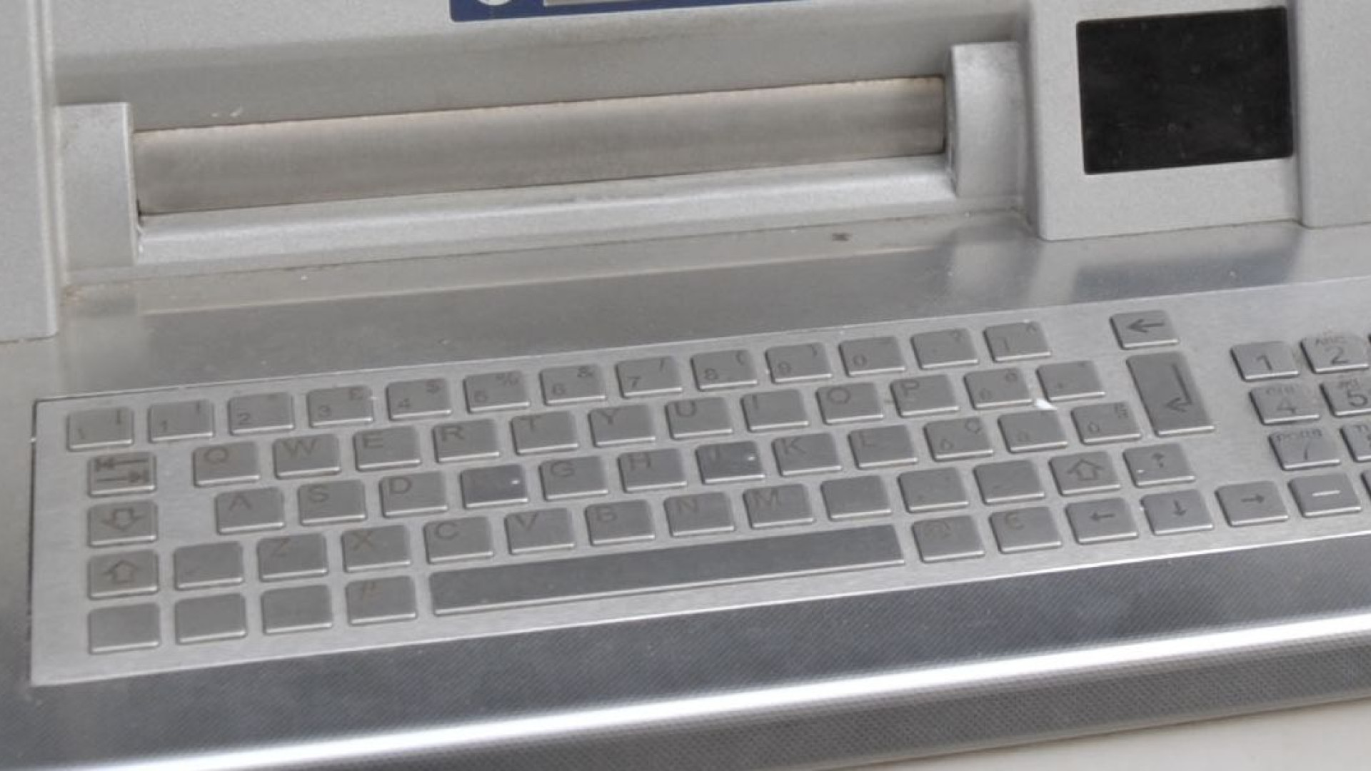 Vende una ruota di scorta ma ricarica due volte il bancomat della truffatrice