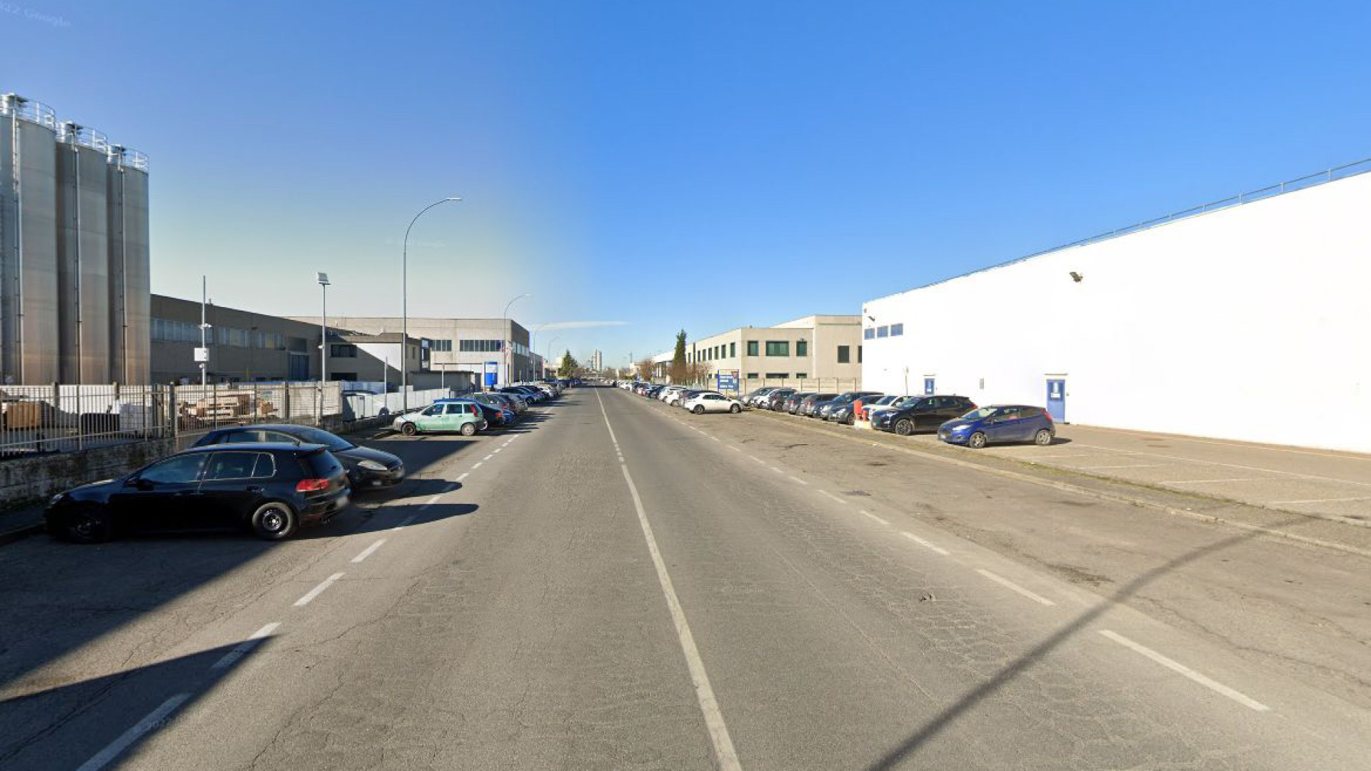 Torna sul camion dopo la colazione, trova senzatetto che dorme in cabina