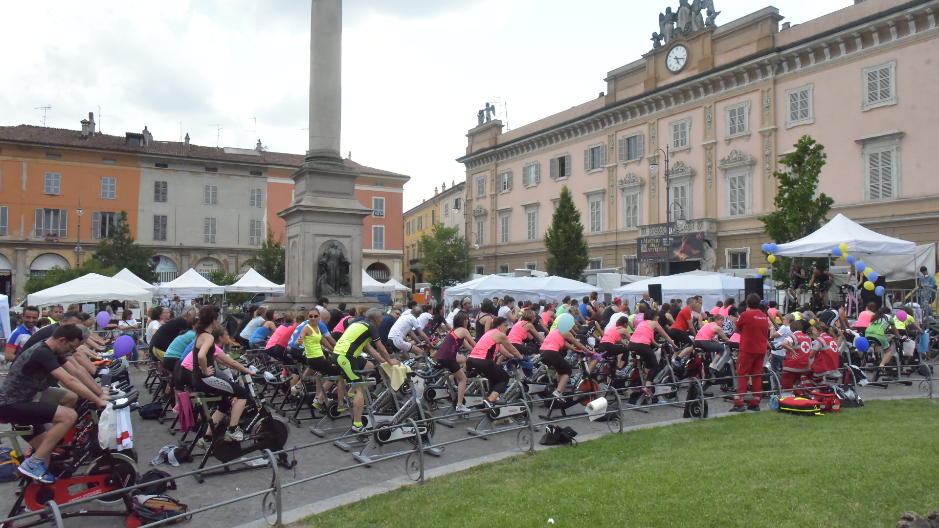 Dalla Notte blu alla pedalata per l'Hospice: le immagini del weekend