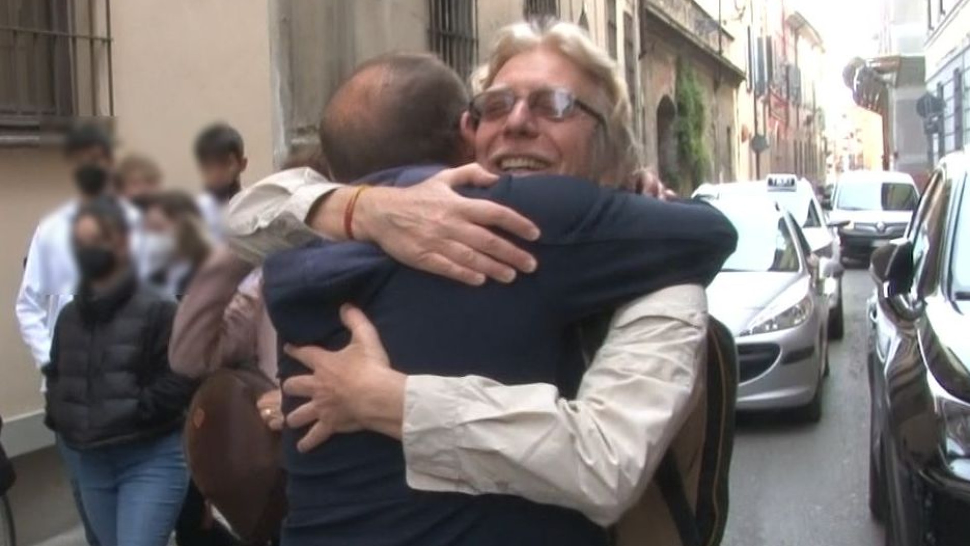 "Un'altra giustizia", quando l'ex brigatista e il figlio di una vittima si abbracciano