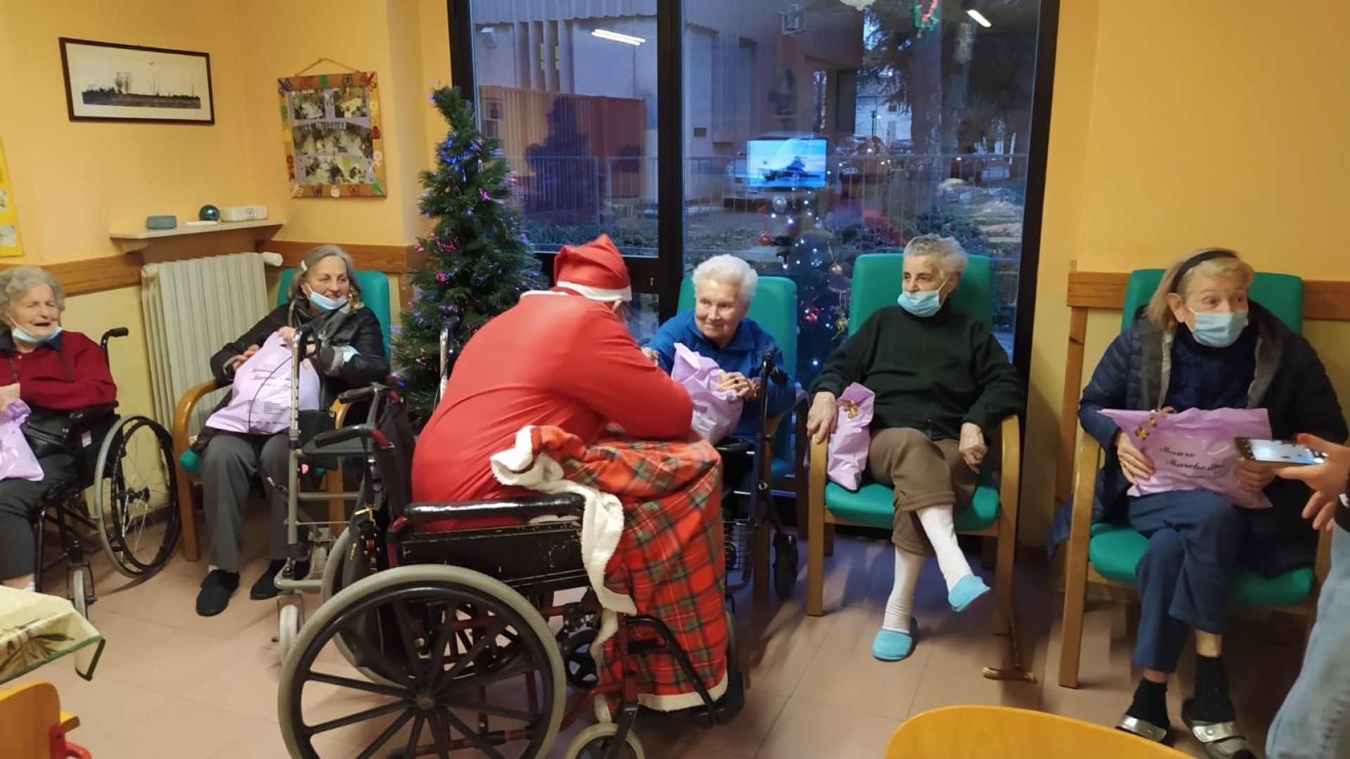Nella casa di riposo ecco Babbo Natale in carrozzina: "Vicinanza agli anziani"