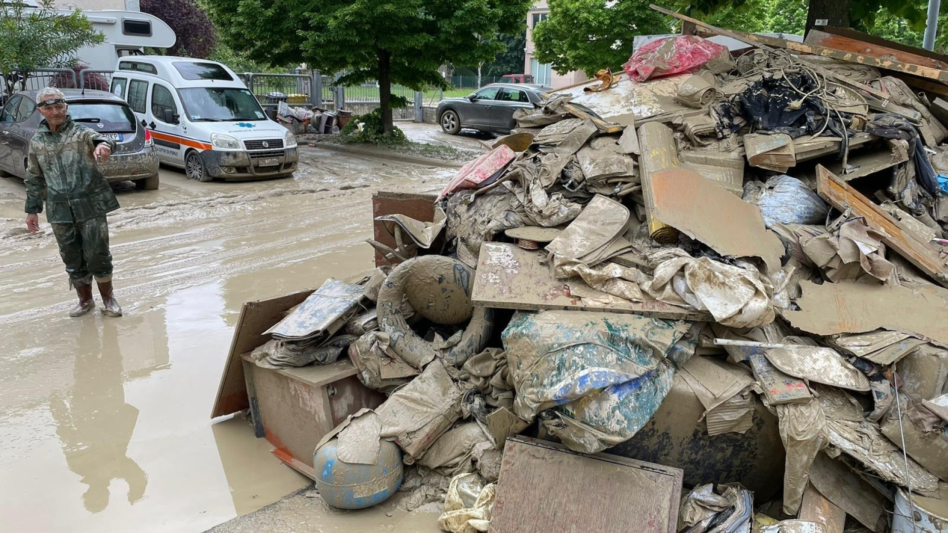 Strade di fango e mobili accatastati: reportage dalla Romagna alluvionata