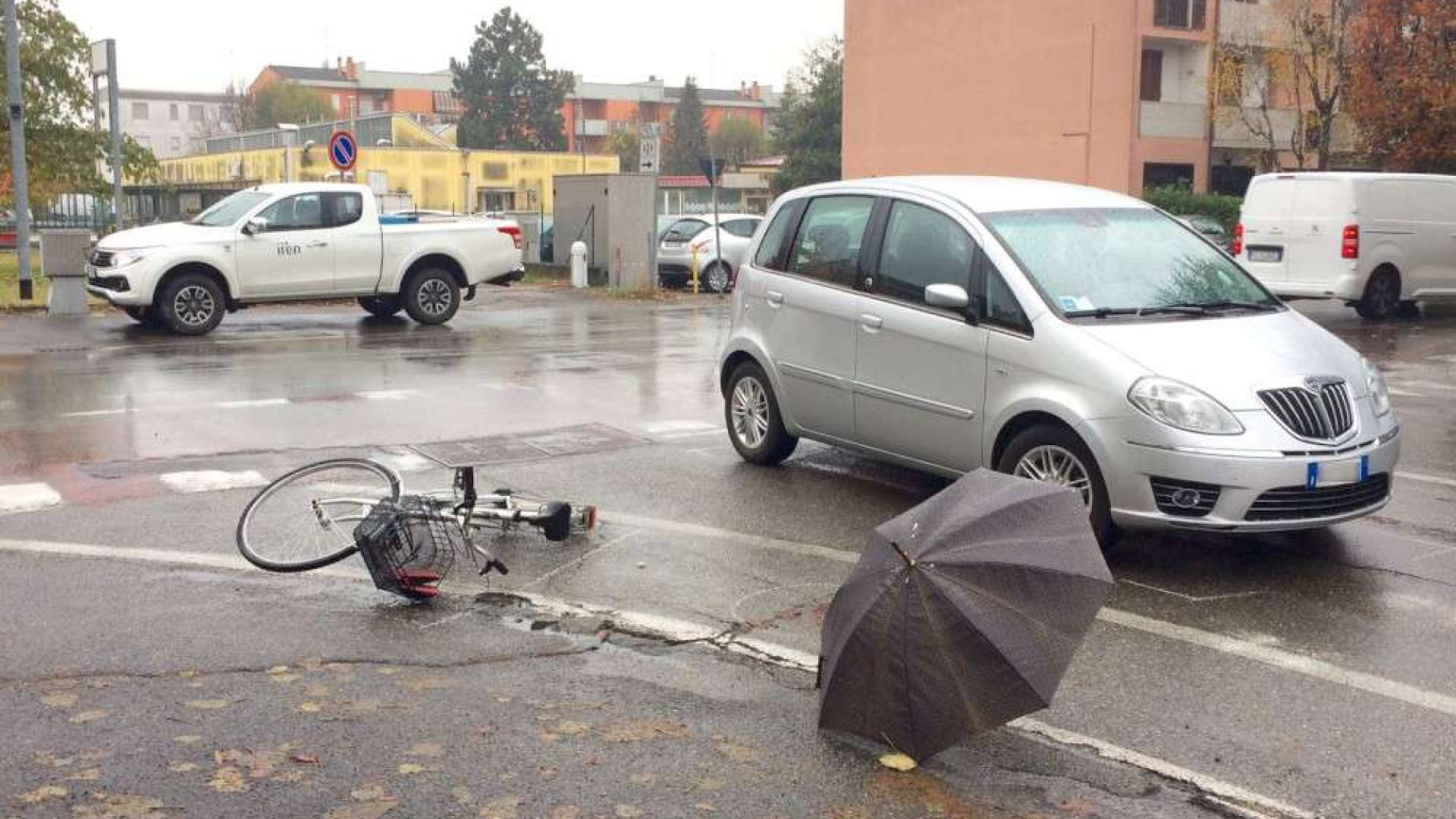Scontro tra auto e bicicletta a San Nicolò, lievi ferite per una donna