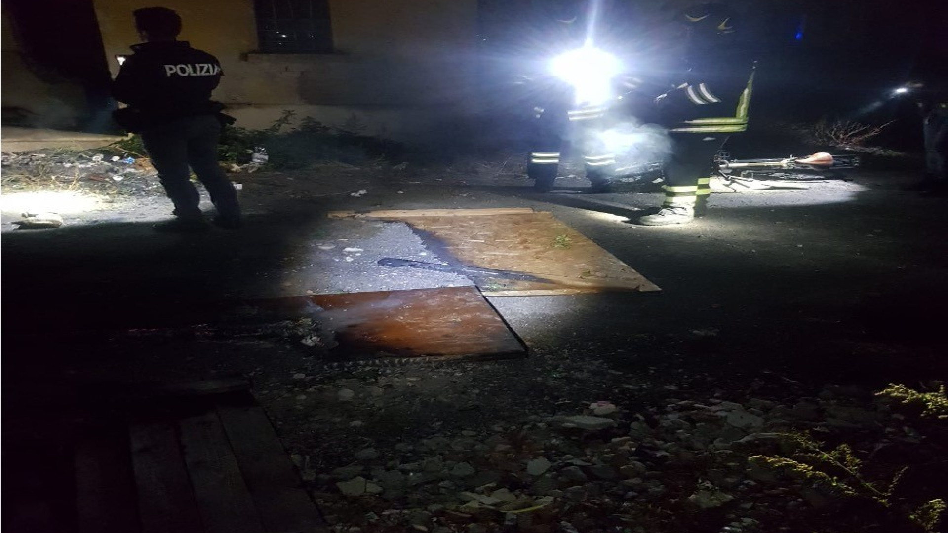 Fumo e fiamme vicino all'ex mercato ortofrutticolo. Intervento dei vigili del fuoco