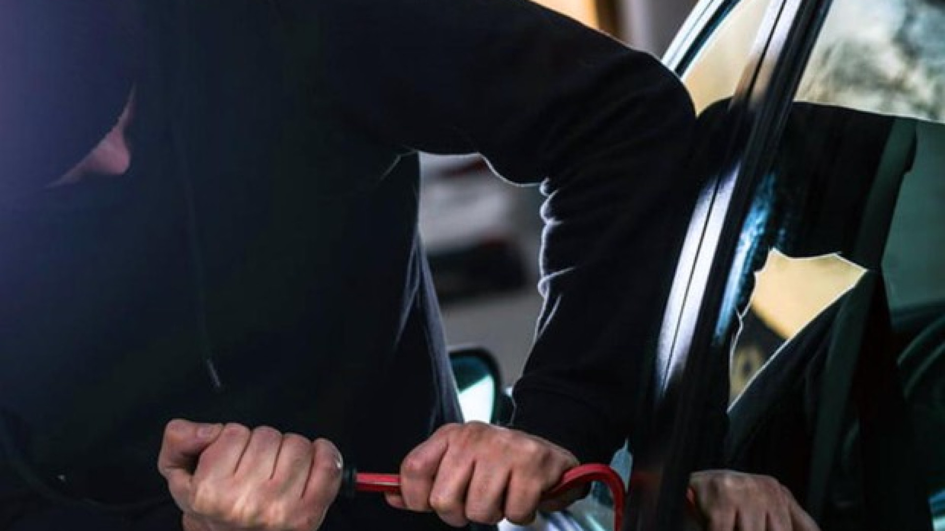 Via Arata, faccia a faccia con i ladri sul furgone: li insegue e li mette in fuga