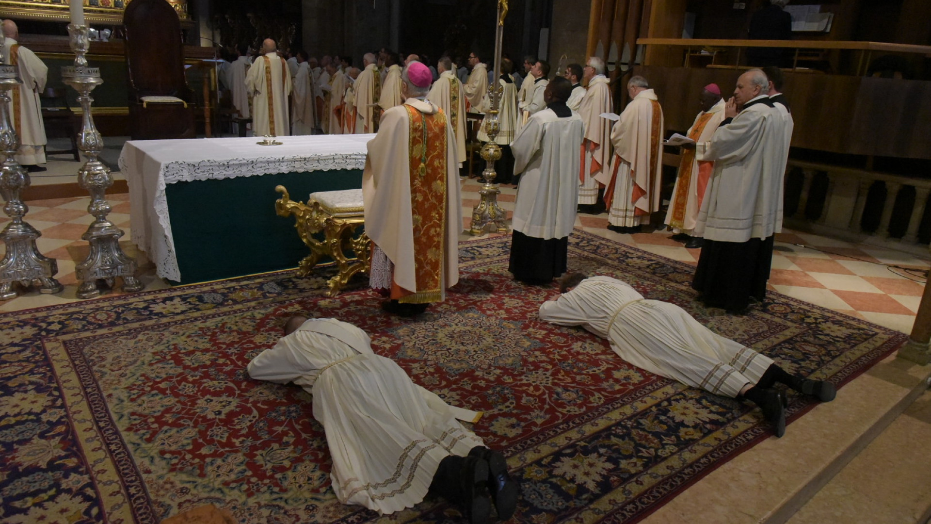 Alessandro e Matteo ordinati presbiteri, accolti da una Chiesa in festa. Ambrosio: "Una bella notizia"