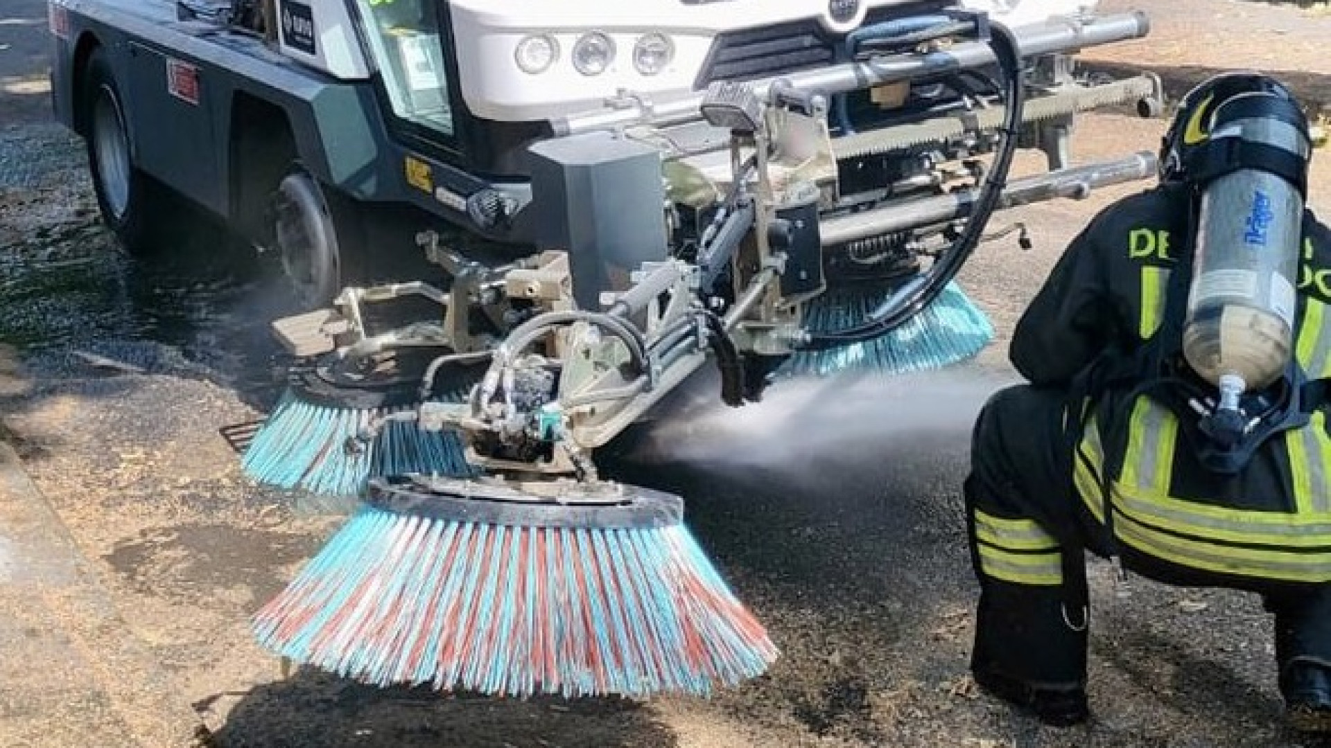 La spazzatrice stradale va a fuoco: i vigili del fuoco spengono le fiamme