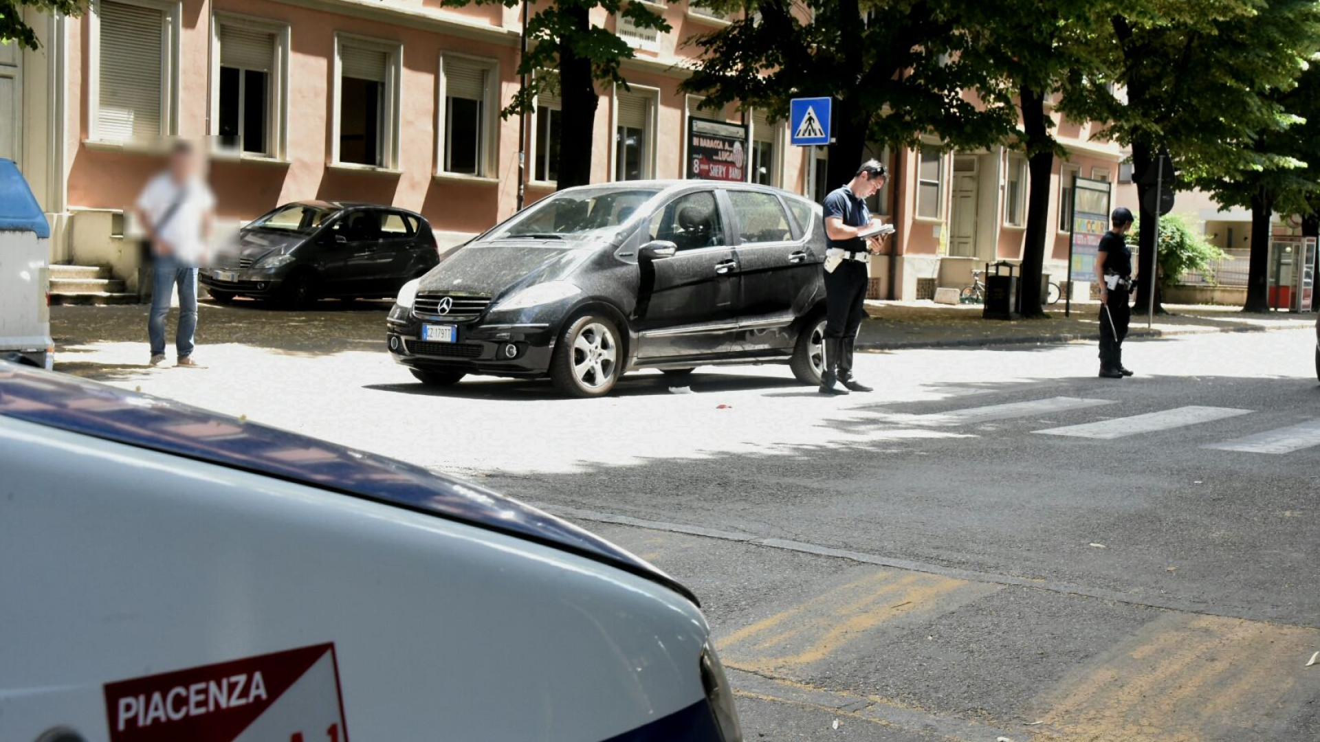 Investita da un'auto sulle strisce pedonali in via Farnesiana, 48enne in condizioni serie