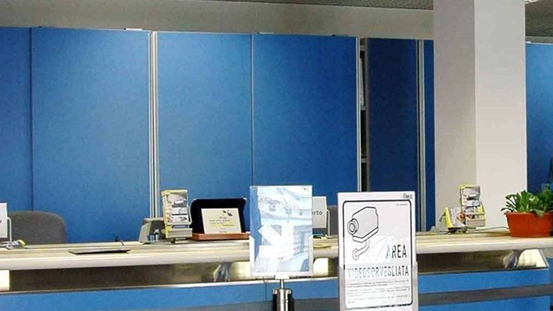 Tenta di incassare un assegno rubato, donna condannata a 1 anno e 8 mesi