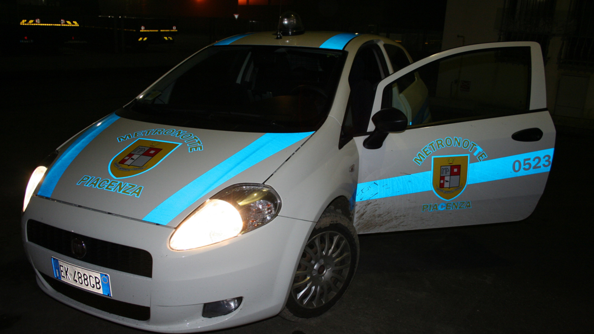 Auto in fuga inseguita dai Metronotte. Fermati due uomini