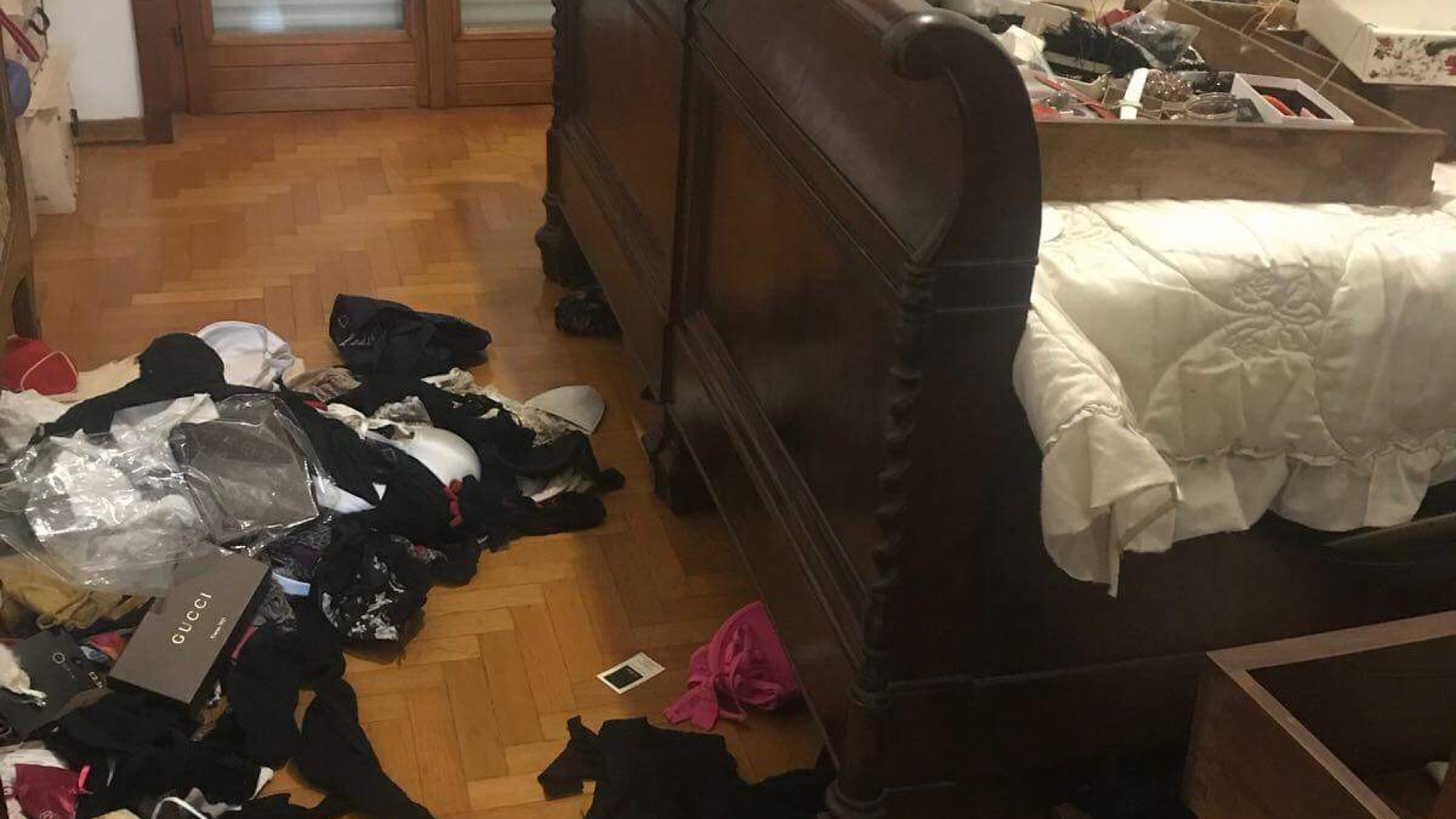 Furto in via Genova, banda del grimaldello in azione: rubati Rolex e abbigliamento per 15mila euro