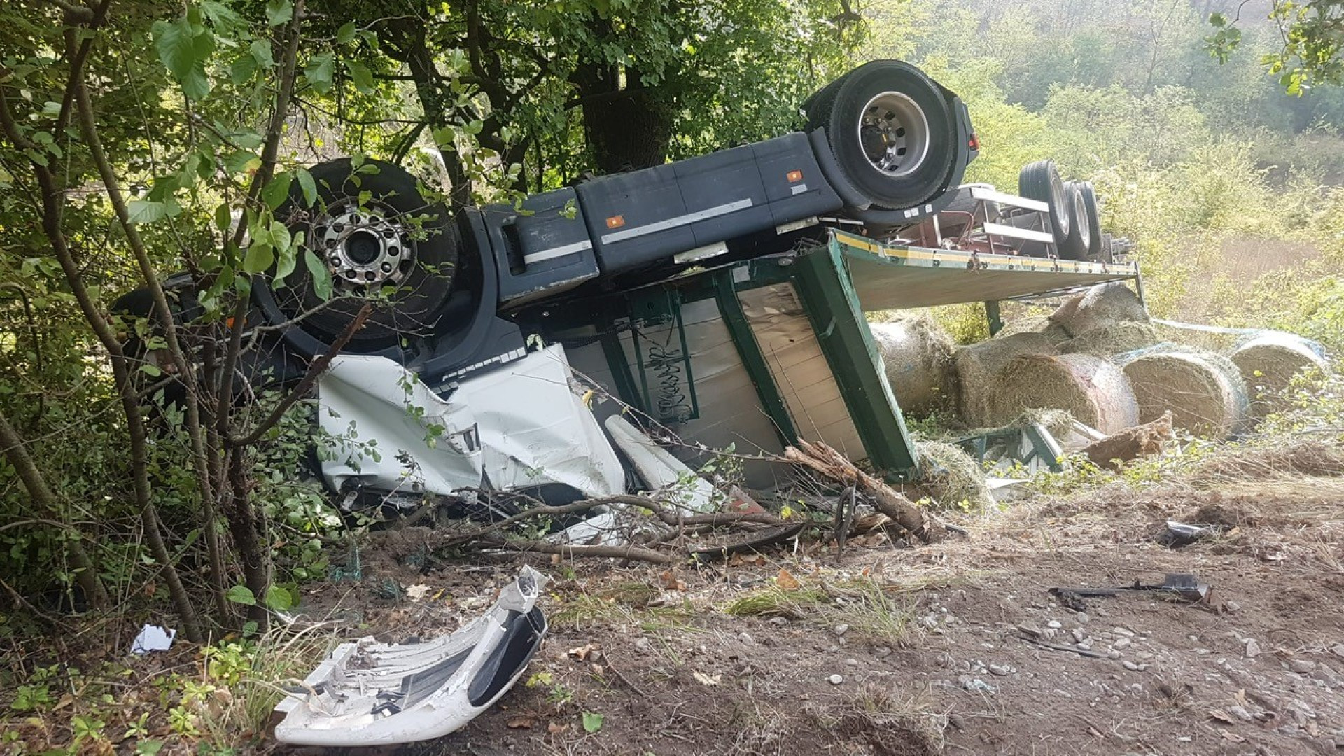 Pianello, camion carico di fieno finisce fuori strada e si ribalta: conducente ferito