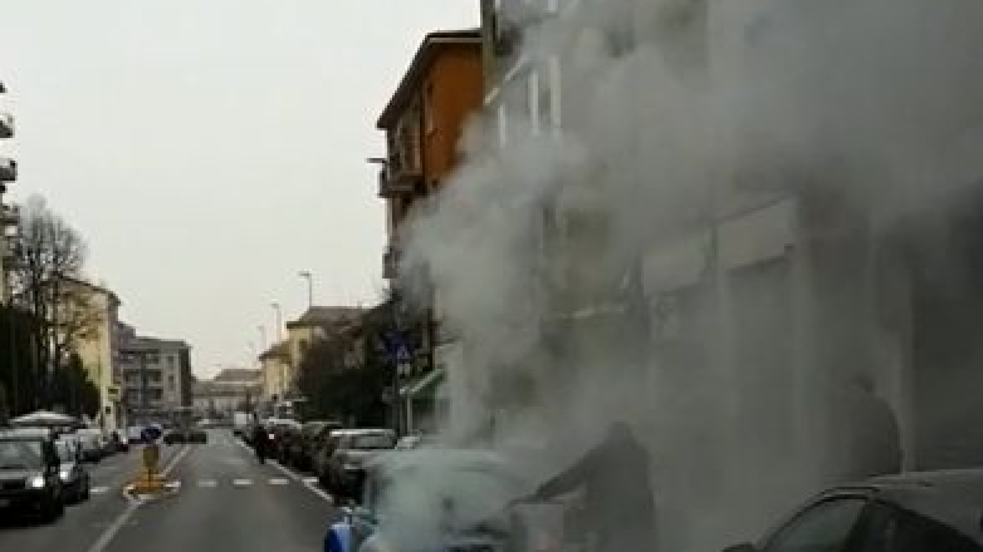 Fumo dal cofano in via Bianchi, il motore del Maggiolone va arrosto. Spento con l'estintore