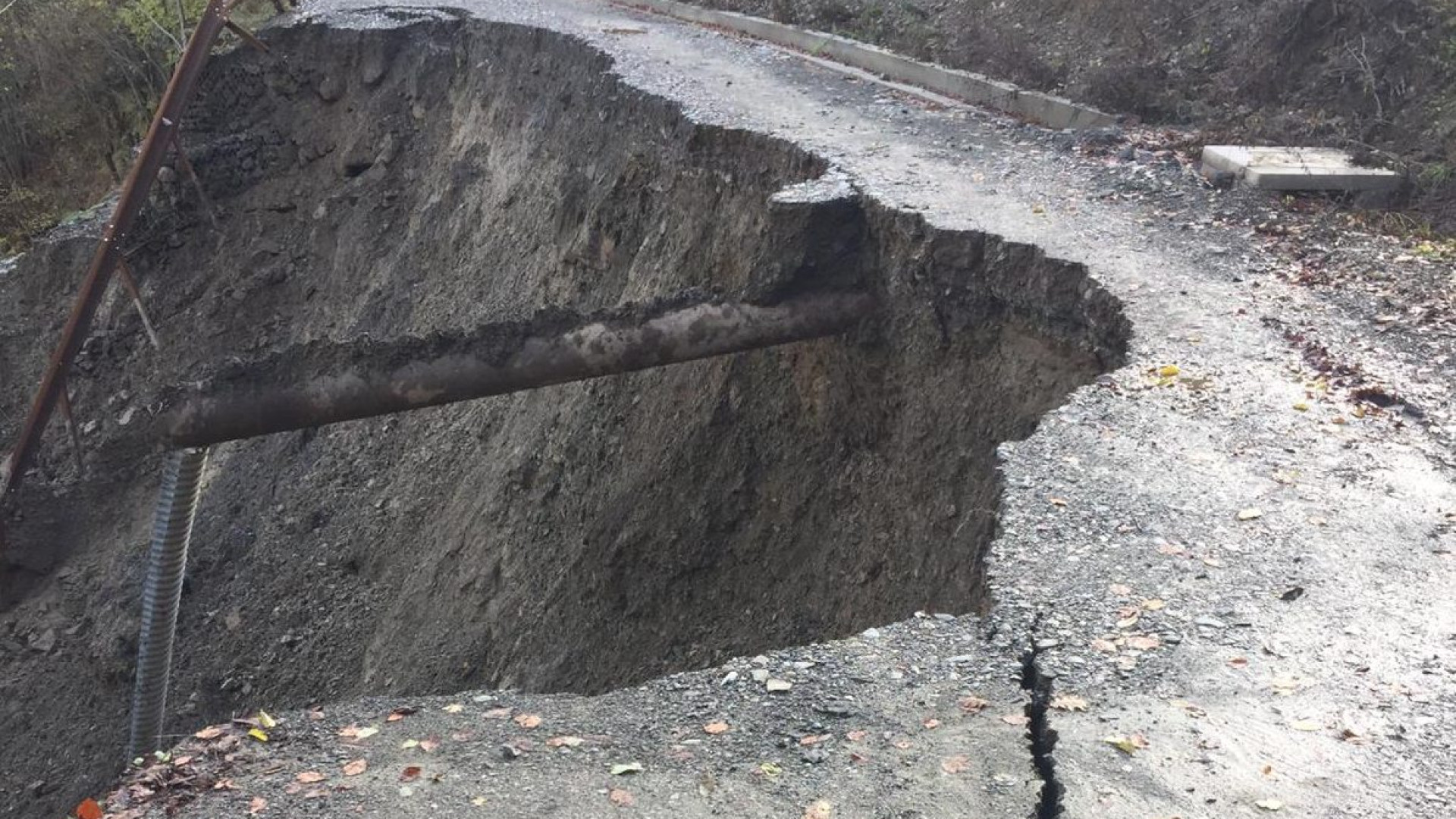 Frana ai Folli, strada chiusa a Gambaro. Predalbora isolata, crolla un muro a Groppo