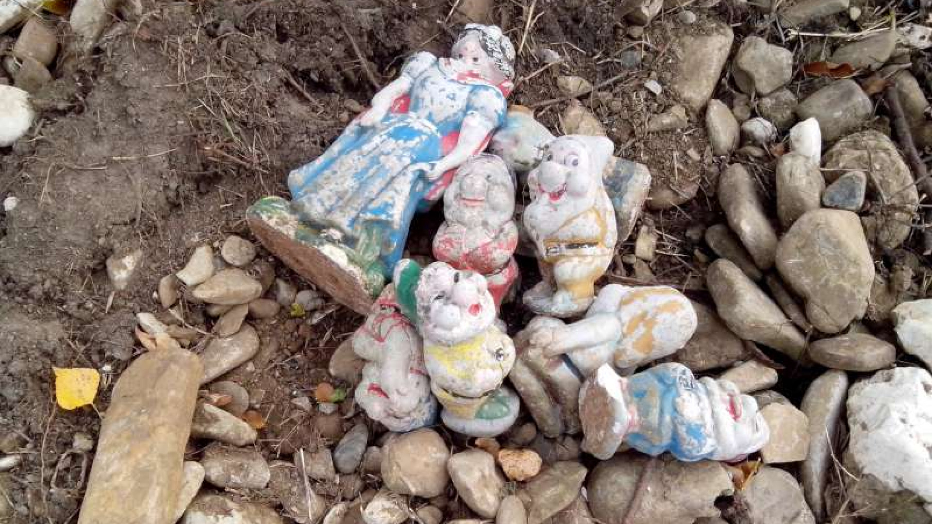 Ancora una discarica abusiva, tra gli scarti Biancaneve e i sette nani