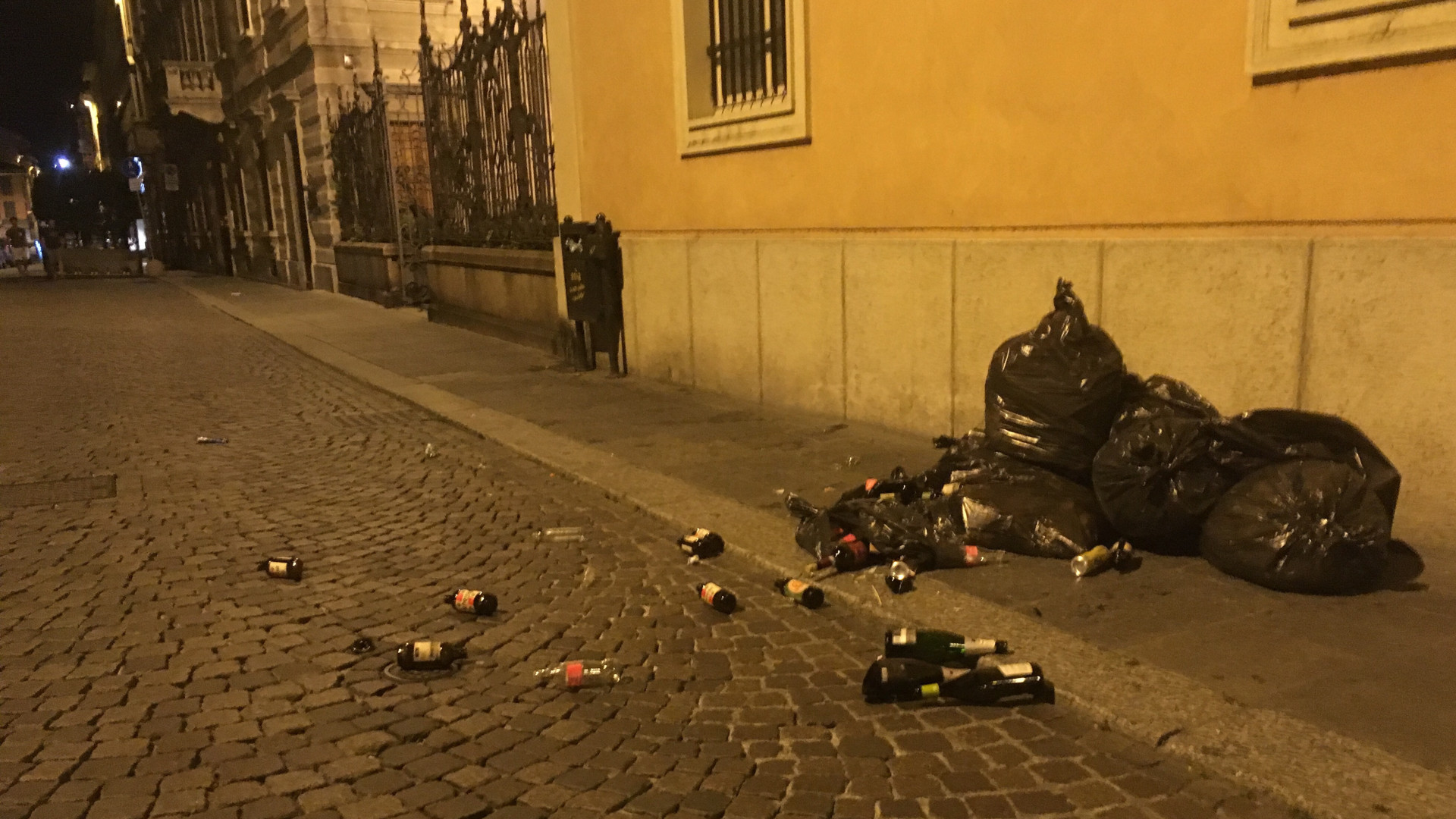 Auto che sfrecciano, vandali e rifiuti in mezzo alla strada: le difficili notti del Corso