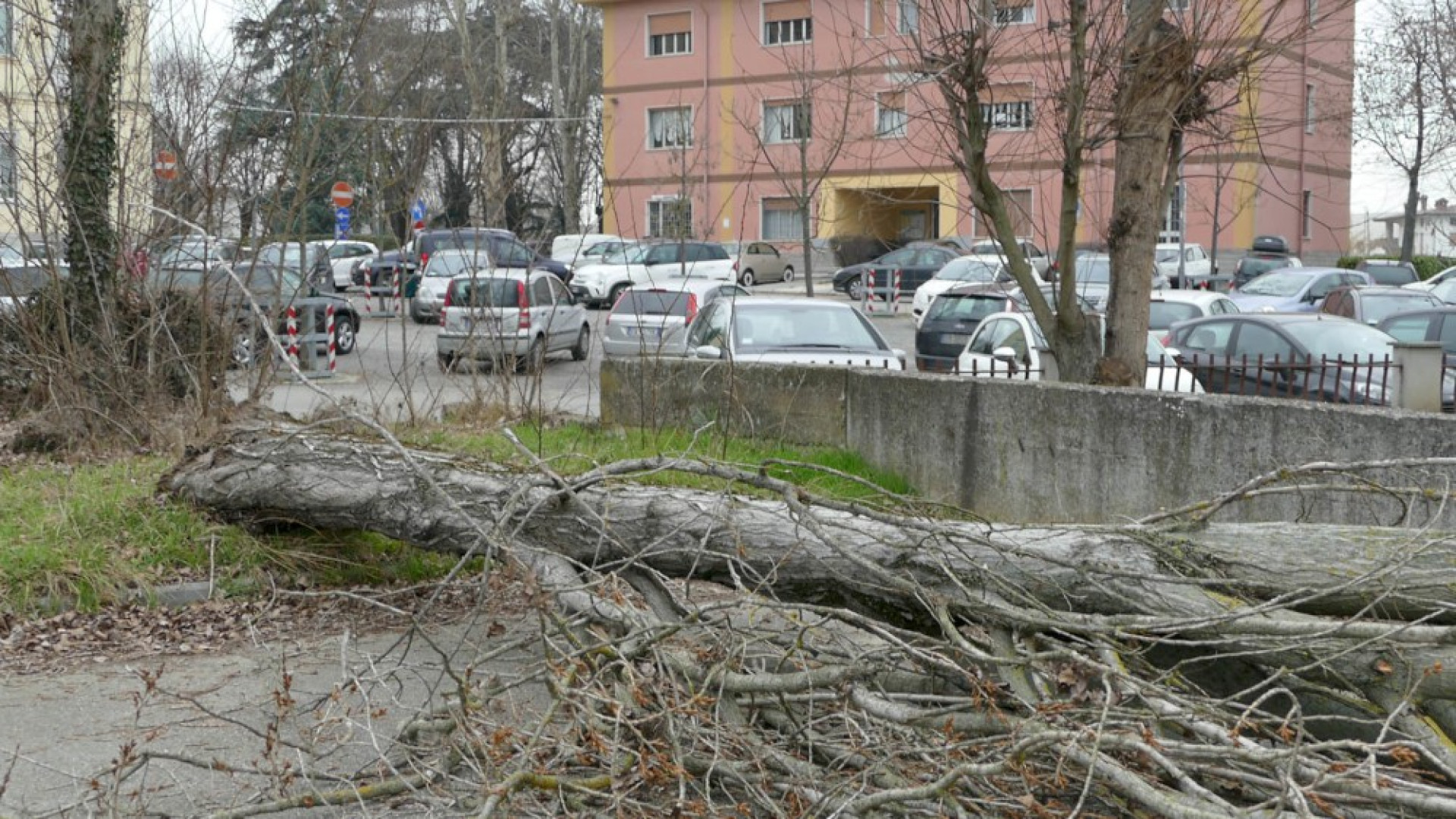 Difficoltà di parcheggio all'ex ospedale. Allo studio un ampliamento