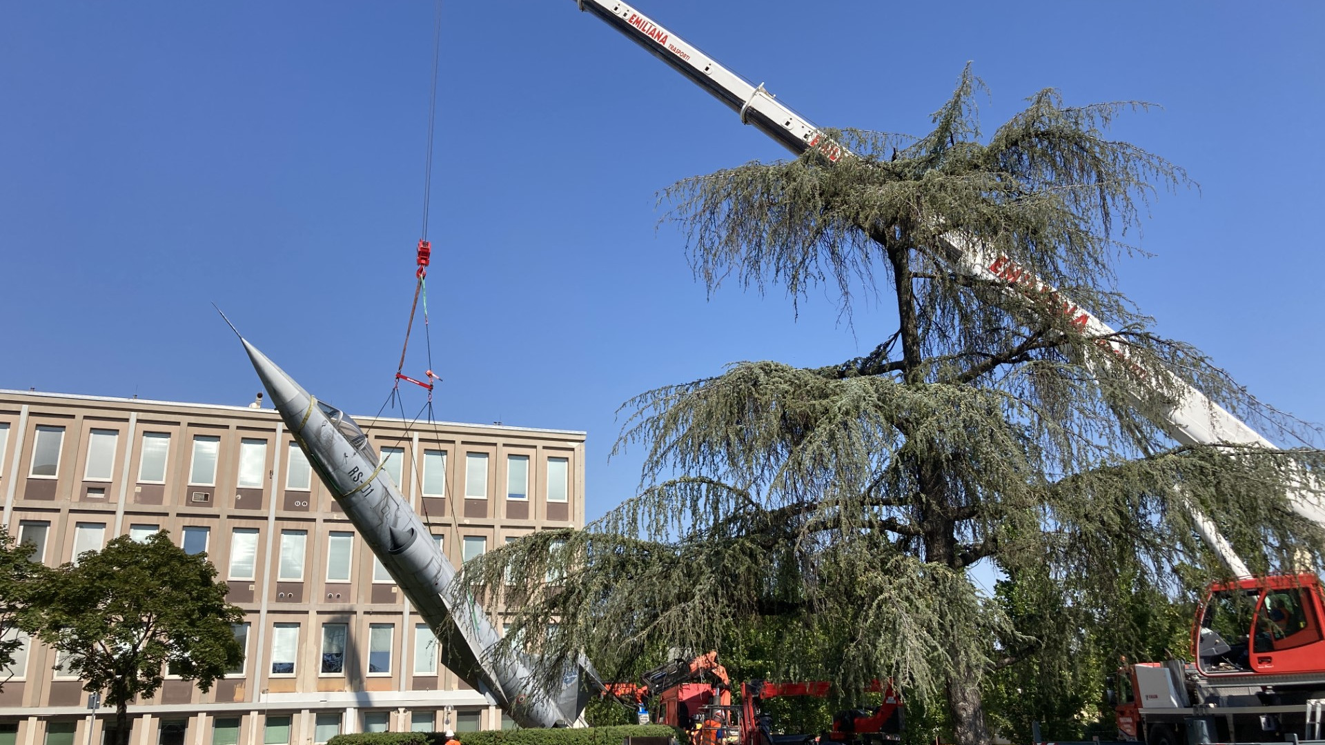Il caccia F-104 prende il volo: rimosso dalla Cattolica. “Servono spazi per studenti”