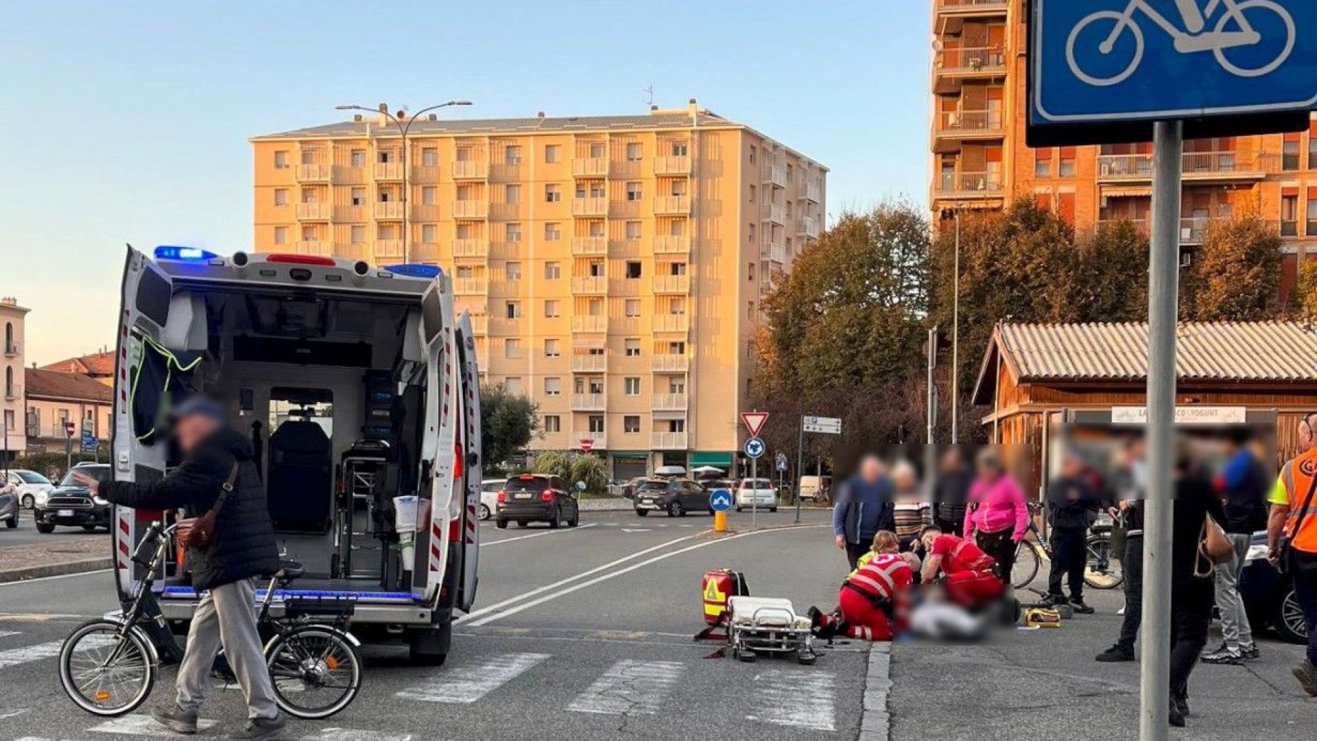 Scontro tra auto e monopattino a barriera Torino, una persona ferita