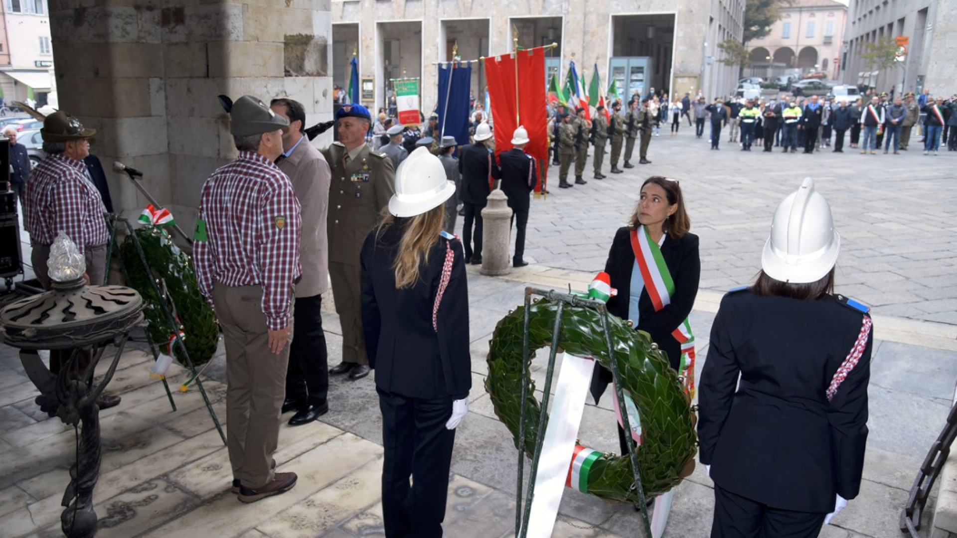 Commemorazione dei Caduti di tutte le guerre, posata la corona d'alloro al Sacrario