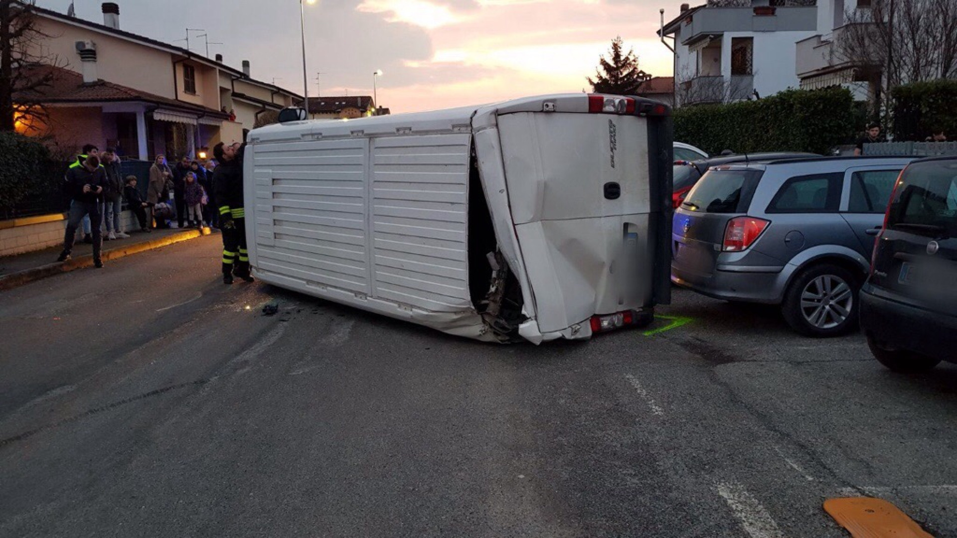 Paura a Gossolengo: scontro tra veicoli, un furgone si ribalta sulla carreggiata