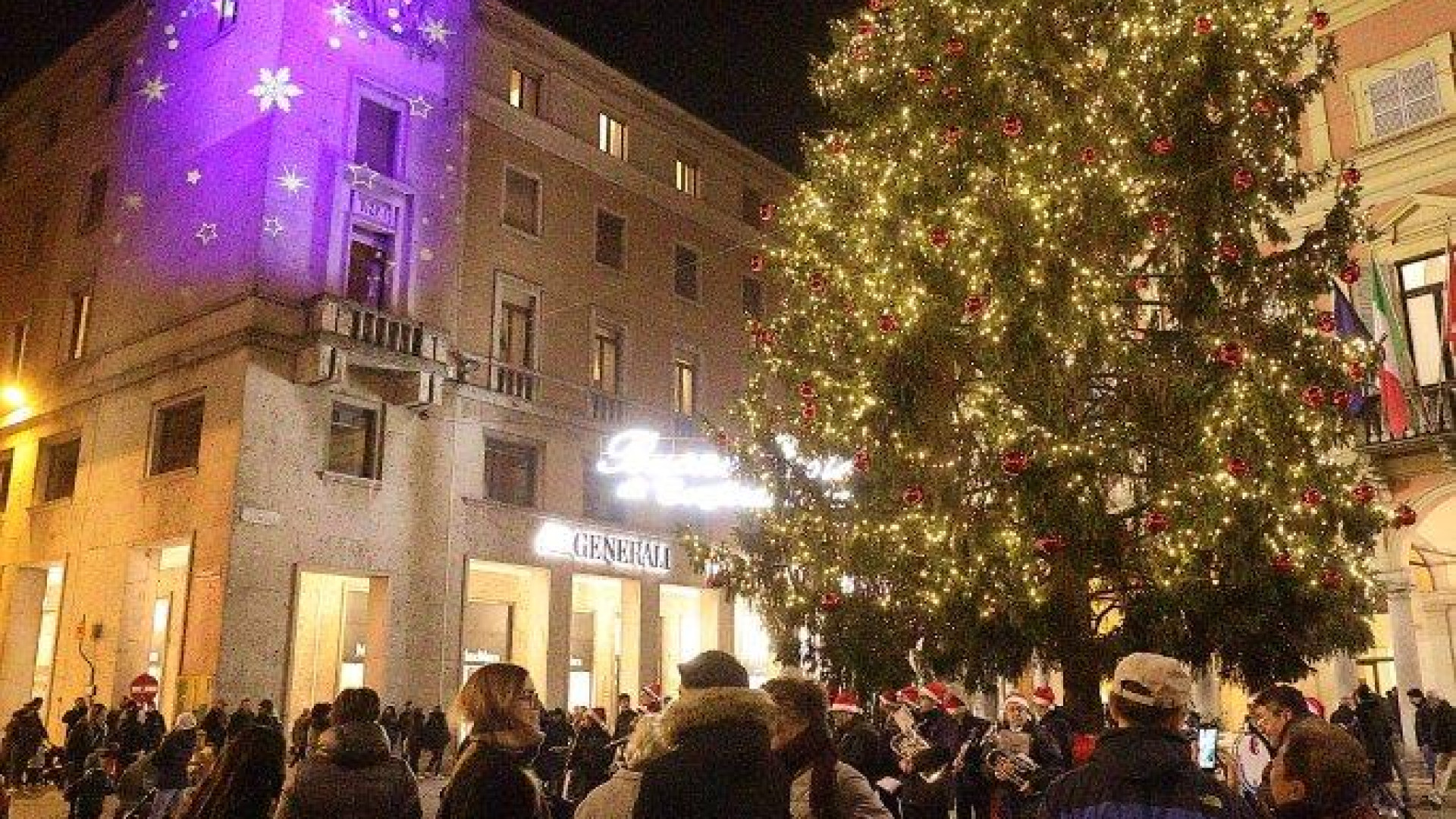 Si accende l'albero, la magia del Natale invade il centro storico