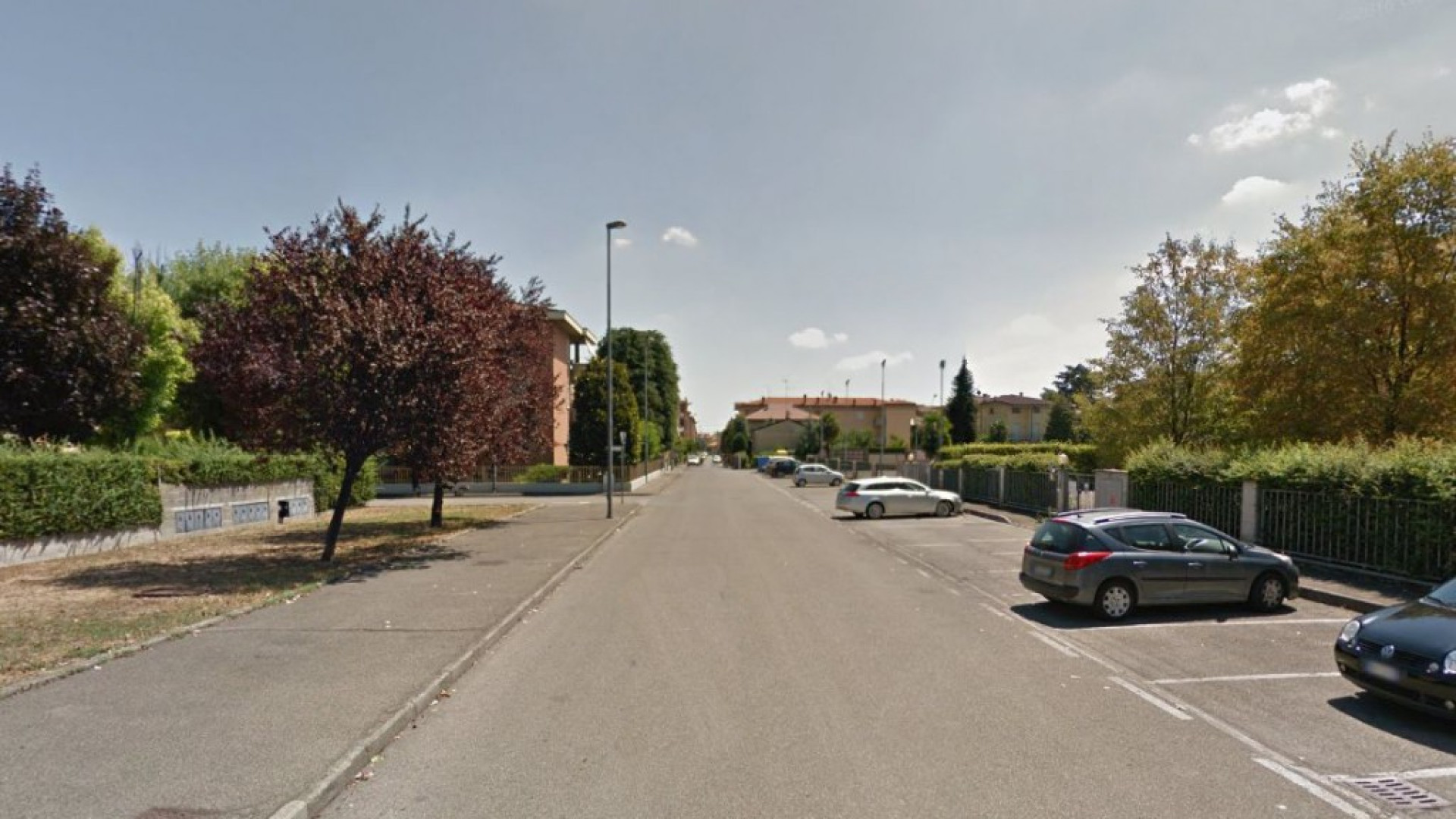 Furto in casa in via Zoni, spariti 900 euro e un aspirapolvere. Porta bloccata con un divano