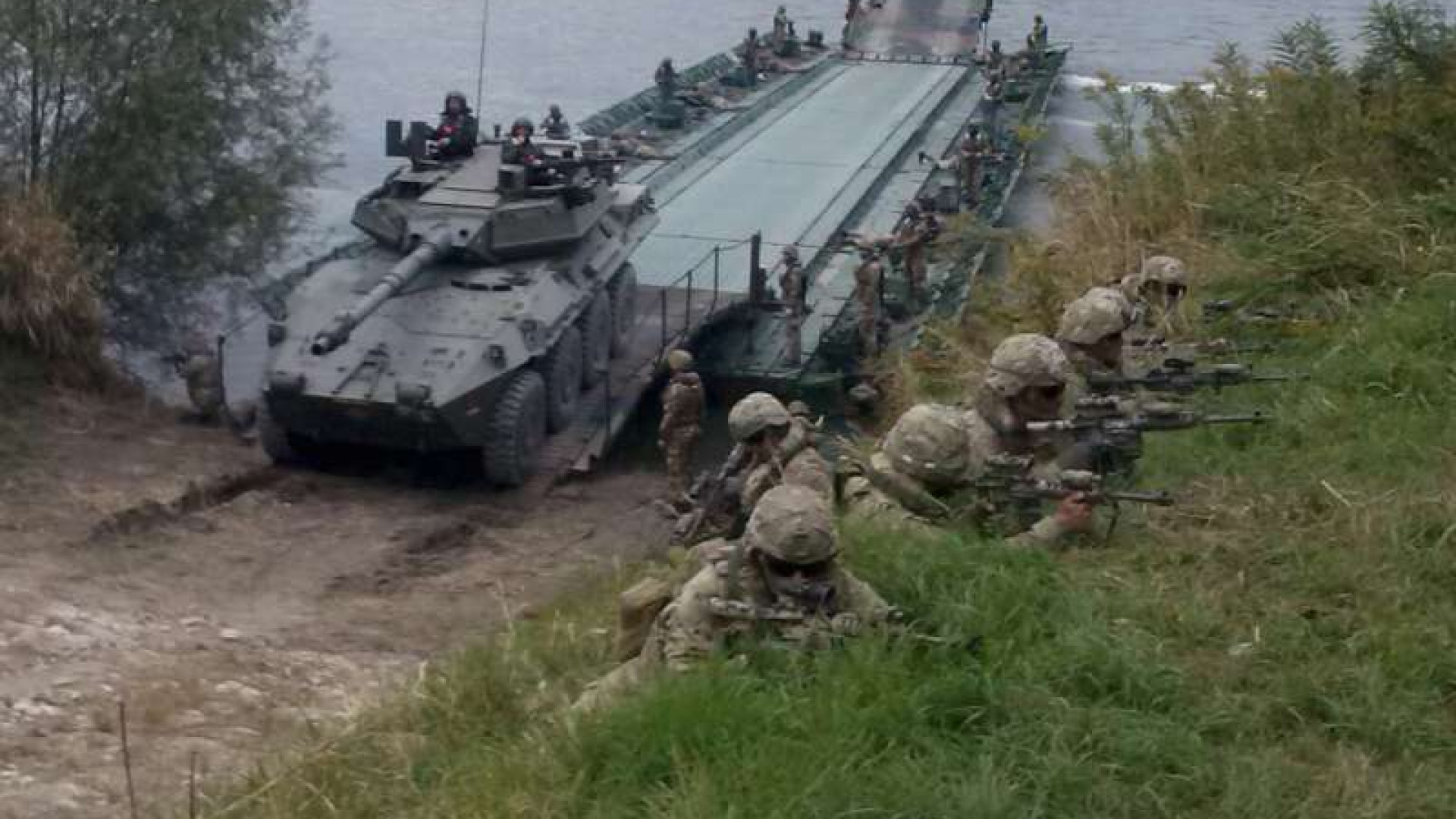 Oltre 400 militari in Po per costruire il ponte mobile: esercitazione da brividi