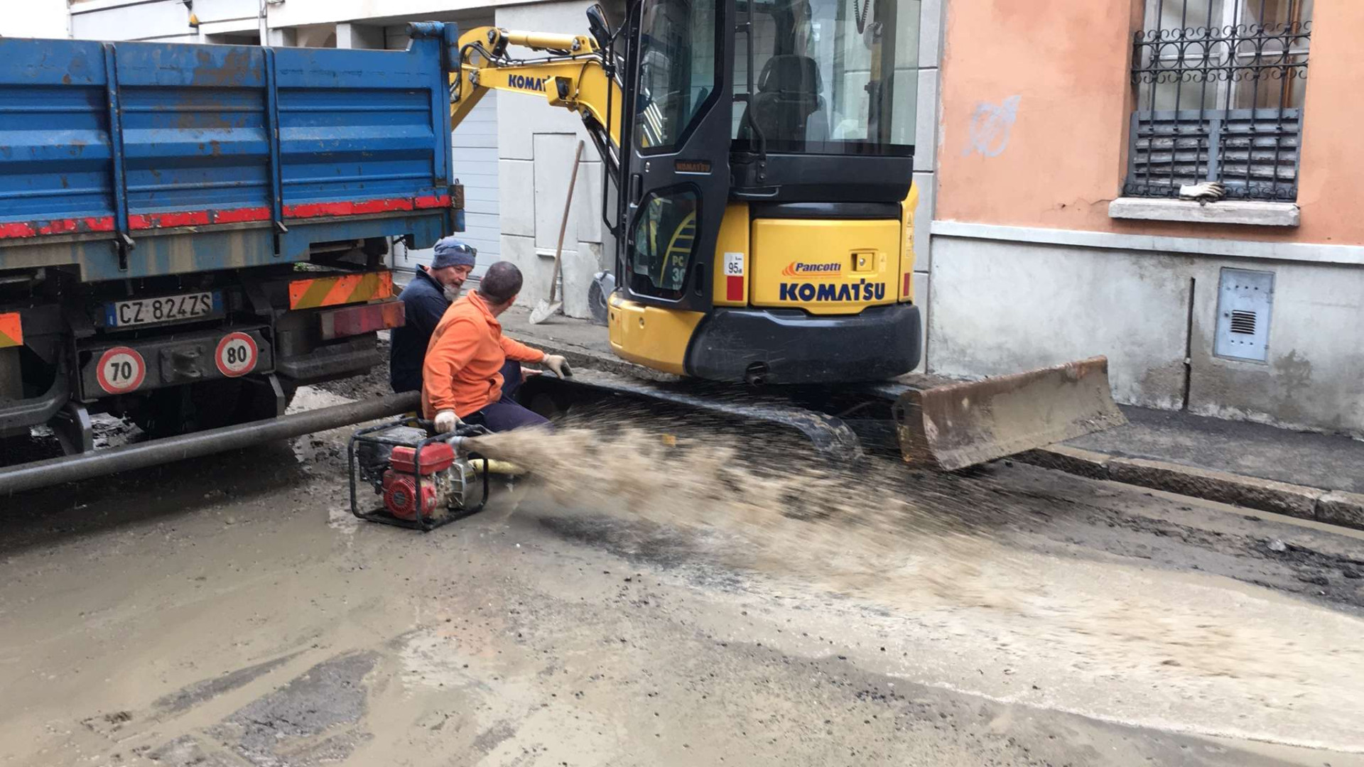 Scoppia l'acquedotto, rischio allagamenti in via San Bartolomeo