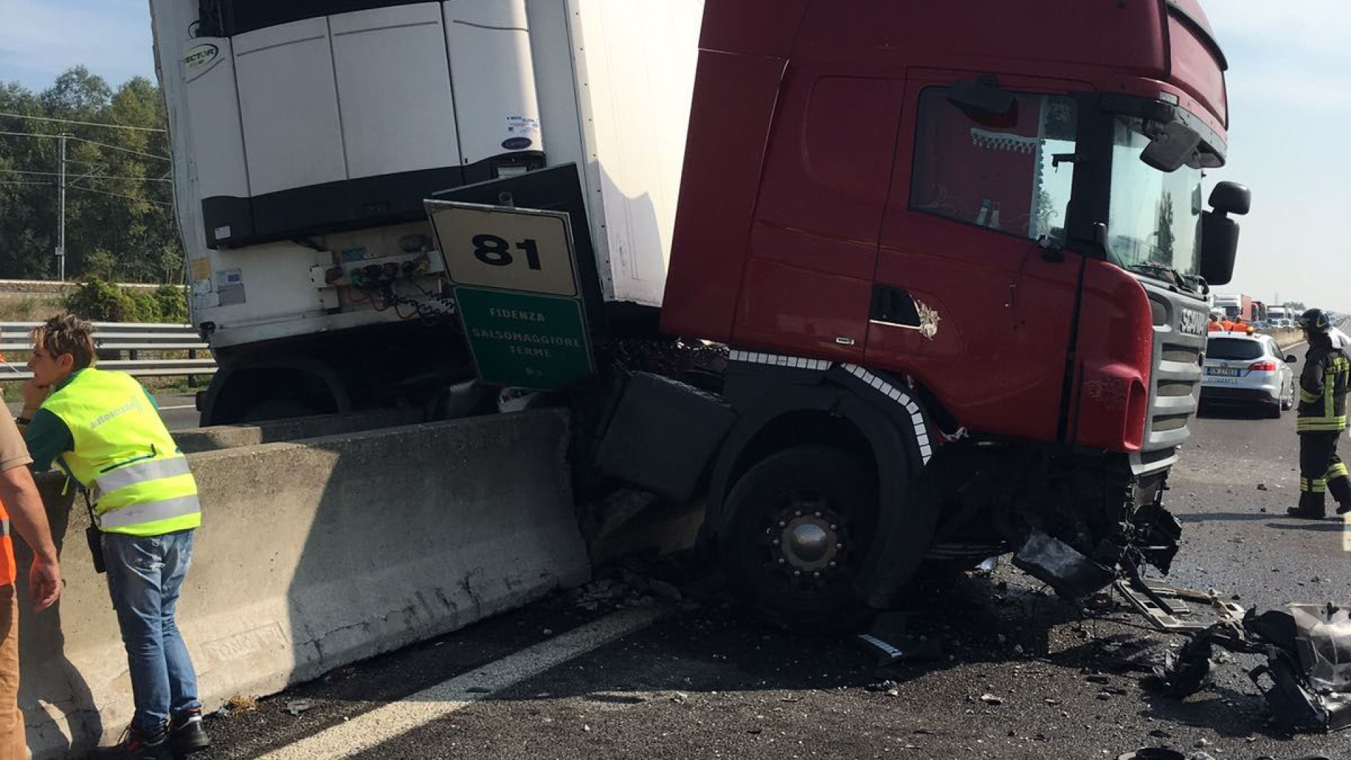 Salto di carreggiata in A1, tir carico invade la corsia opposta