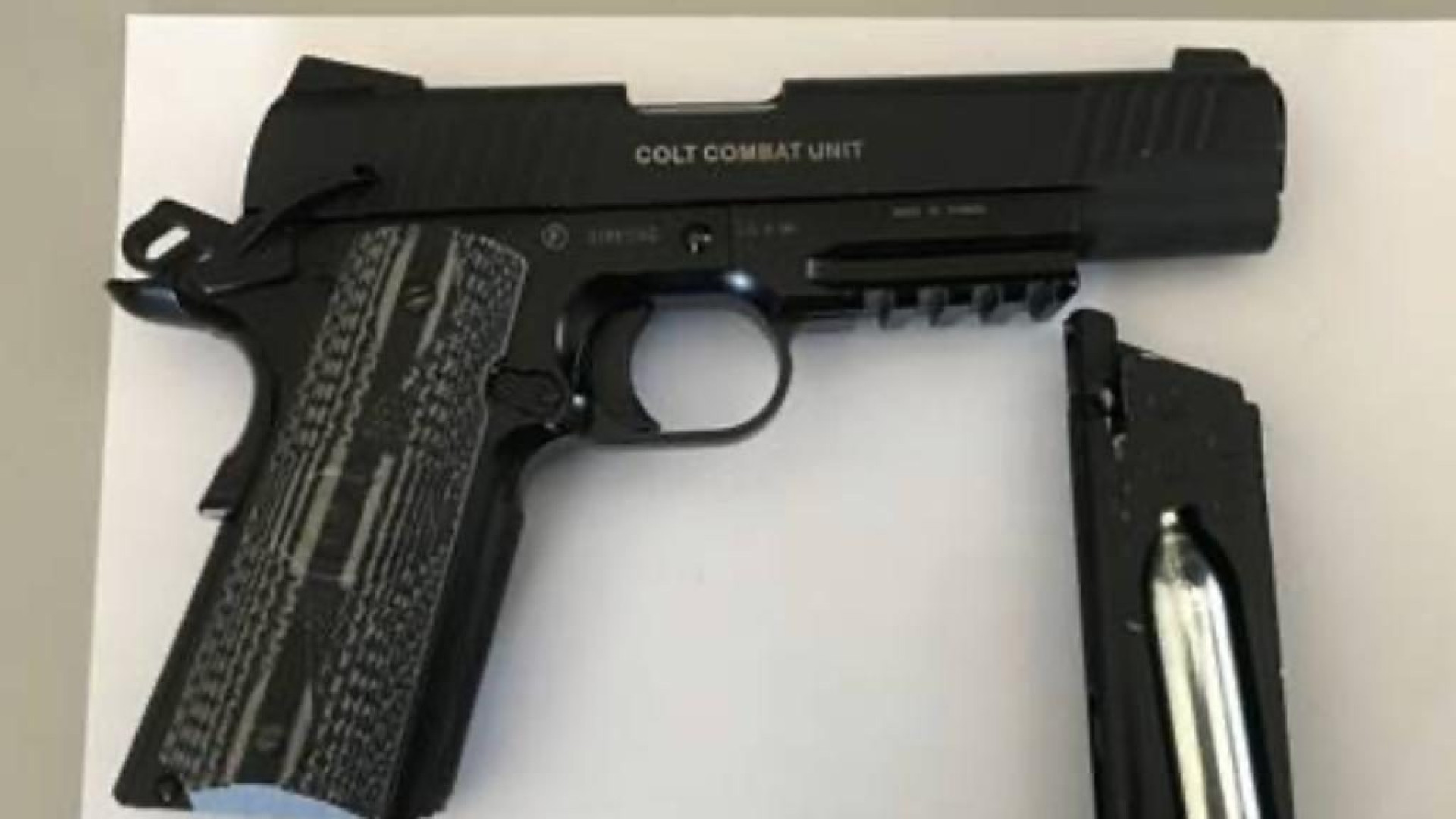 Roveleto, pistola softair senza tappo rosso: 21enne denunciato dai carabinieri